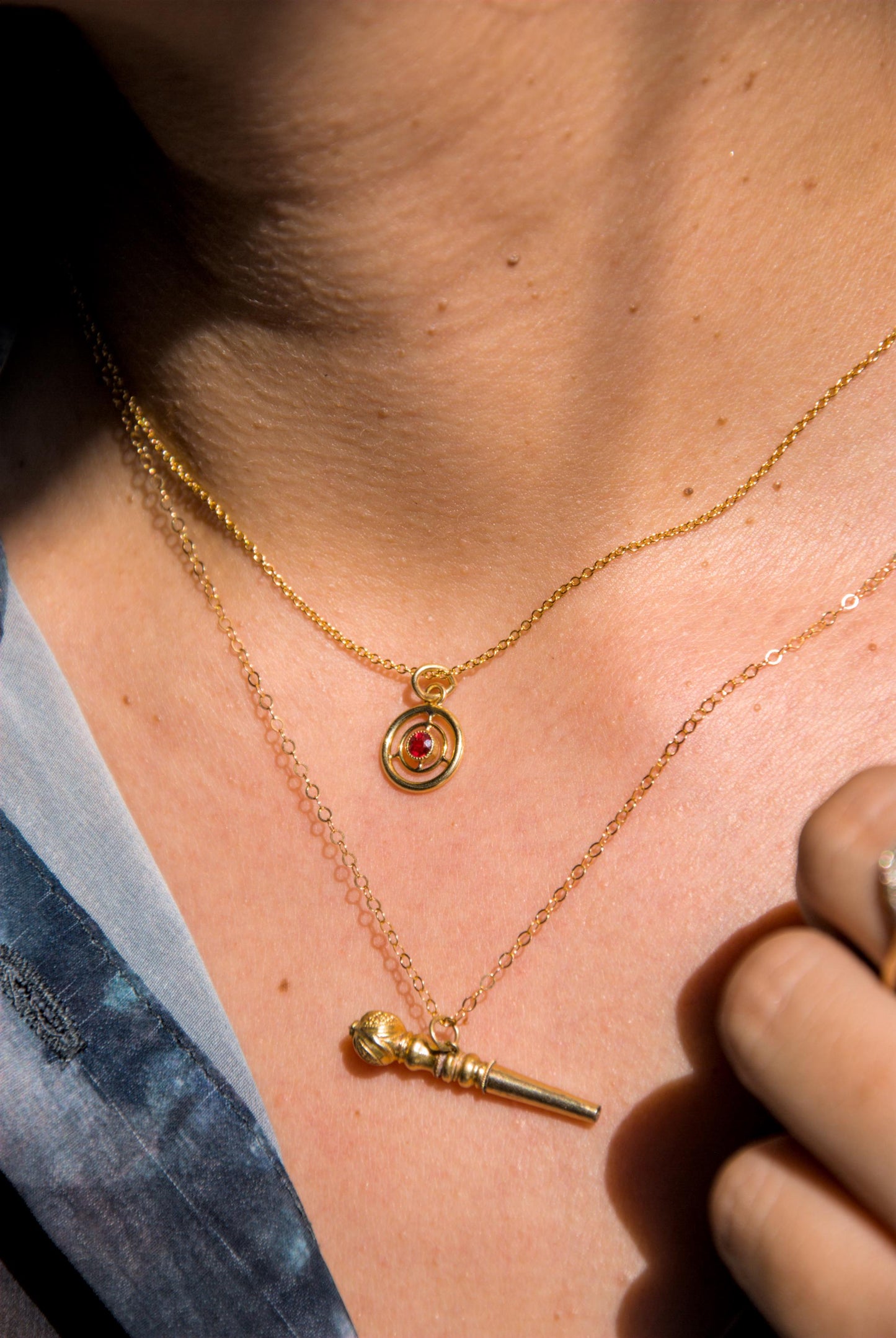 Pendentif cercles concentriques en or jaune 18k avec grenat naturel