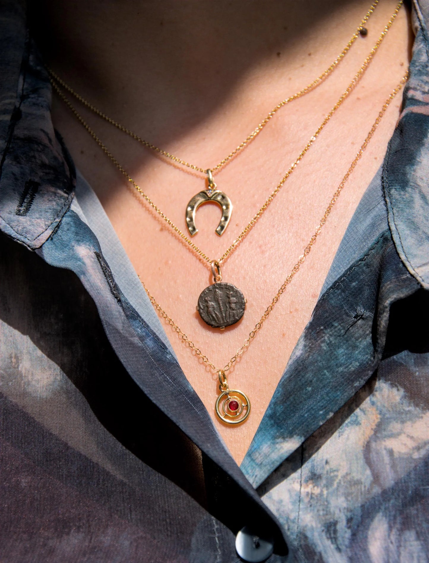 Pendentif cercles concentriques en or jaune 18k avec grenat naturel