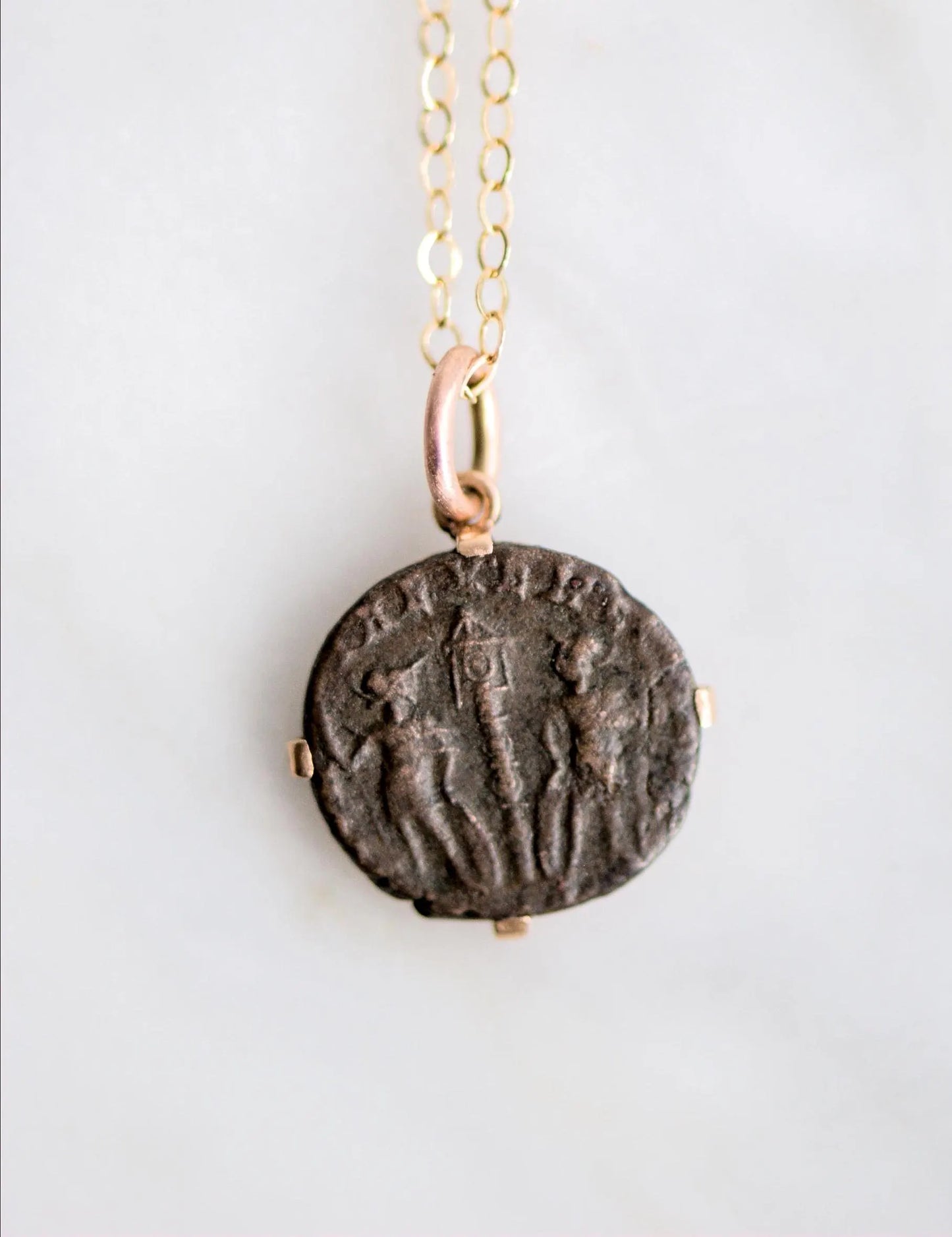 Pendentif pièce de monnaie romaine en bronze montée sur or 18K