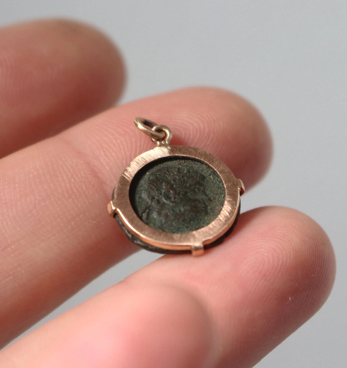 Pendentif pièce de monnaie romaine en bronze montée sur or 18K