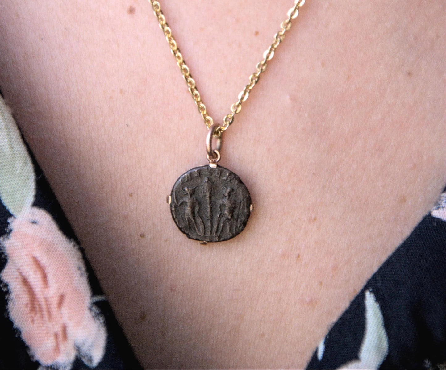 Pendentif pièce de monnaie romaine en bronze montée sur or 18K