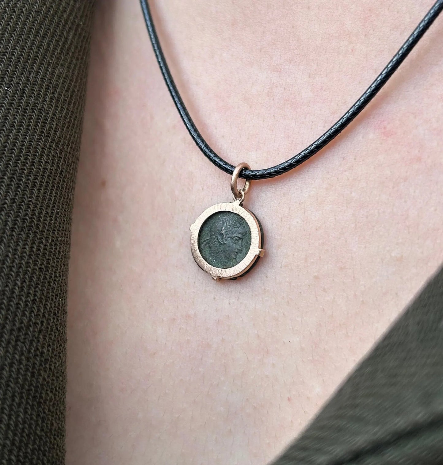 Pendentif pièce de monnaie romaine en bronze montée sur or 18K