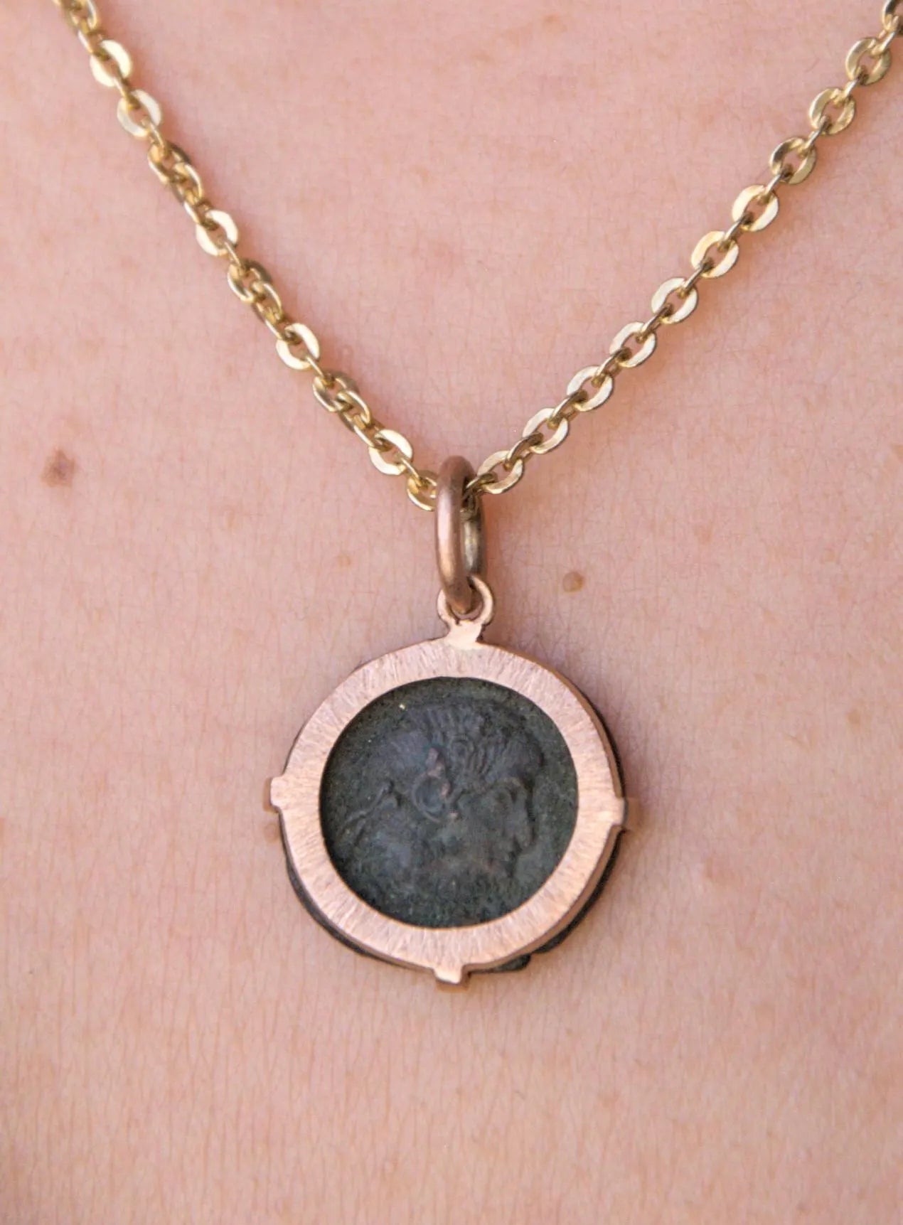 Pendentif pièce de monnaie romaine en bronze montée sur or 18K