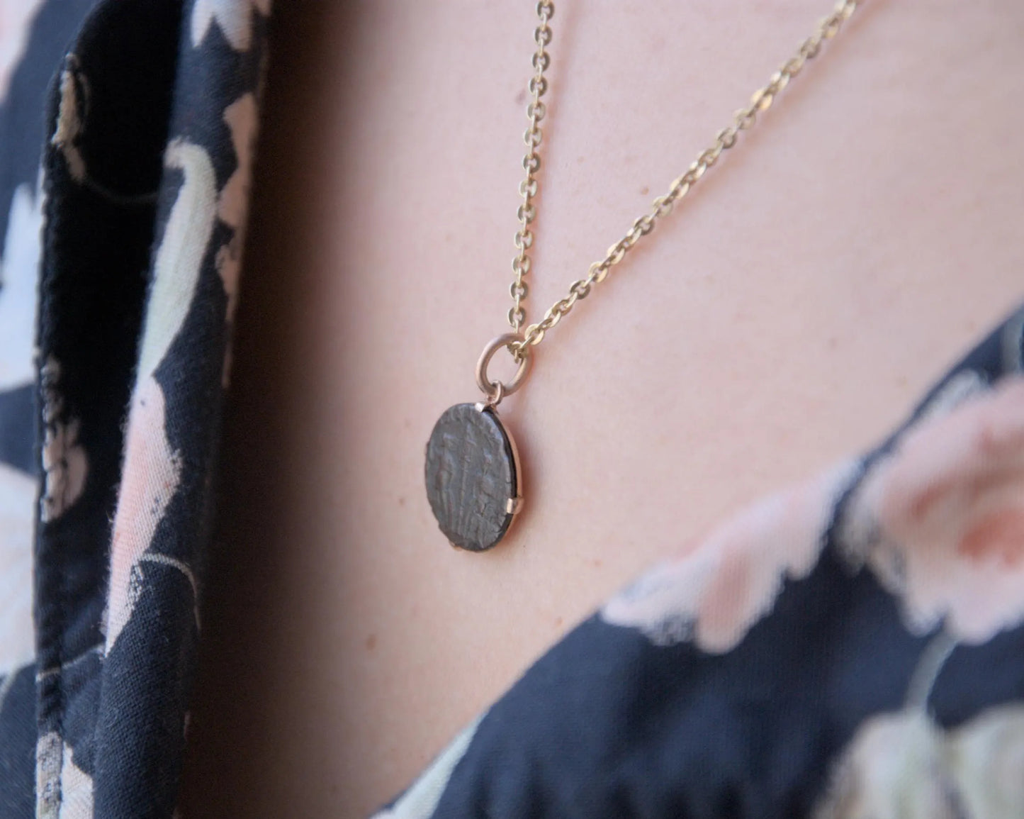 Pendentif pièce de monnaie romaine en bronze montée sur or 18K