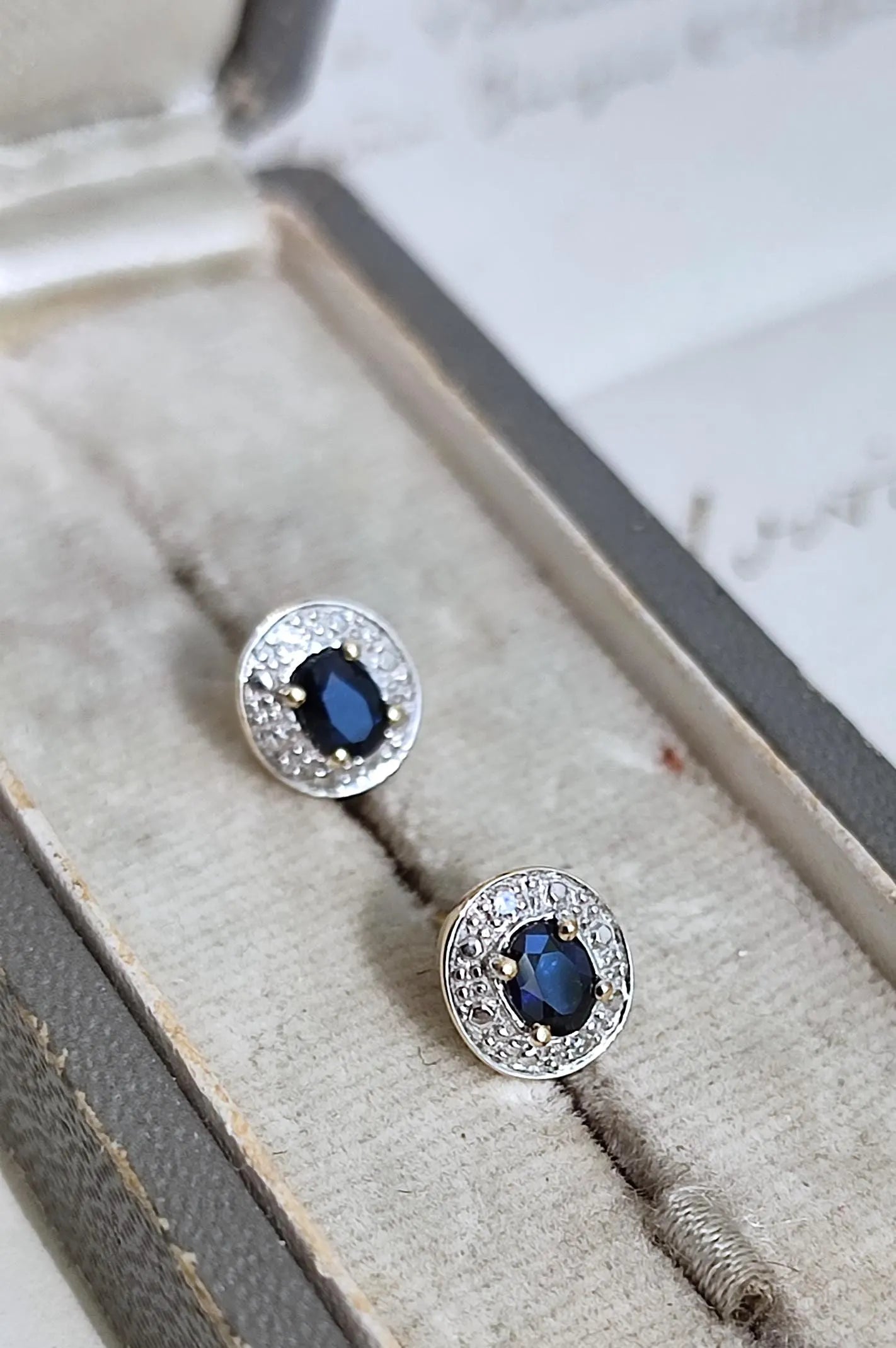 Puces d’oreilles anciennes en or 18K jaune et gris, saphirs ovales et diamants taille 8/8 – vers 1970