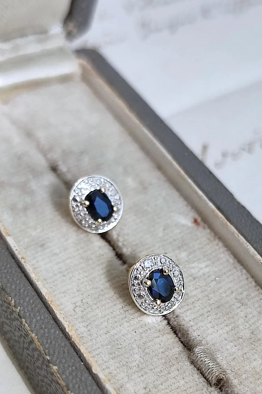 Puces d’oreilles anciennes en or 18K jaune et gris, saphirs ovales et diamants taille 8/8 – vers 1970