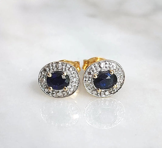 Puces d’oreilles anciennes en or 18K jaune et gris, saphirs ovales et diamants taille 8/8 – vers 1970