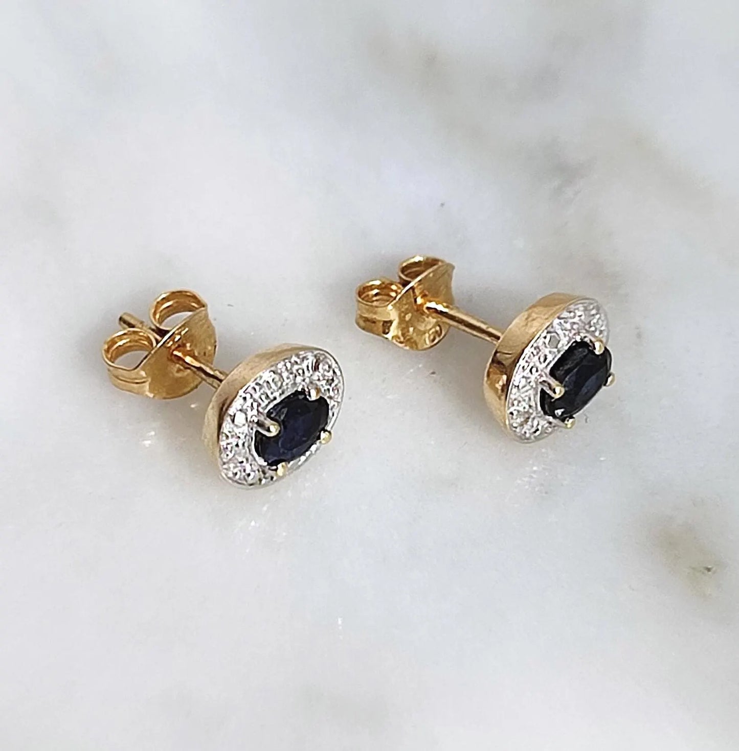 Puces d’oreilles anciennes en or 18K jaune et gris, saphirs ovales et diamants taille 8/8 – vers 1970