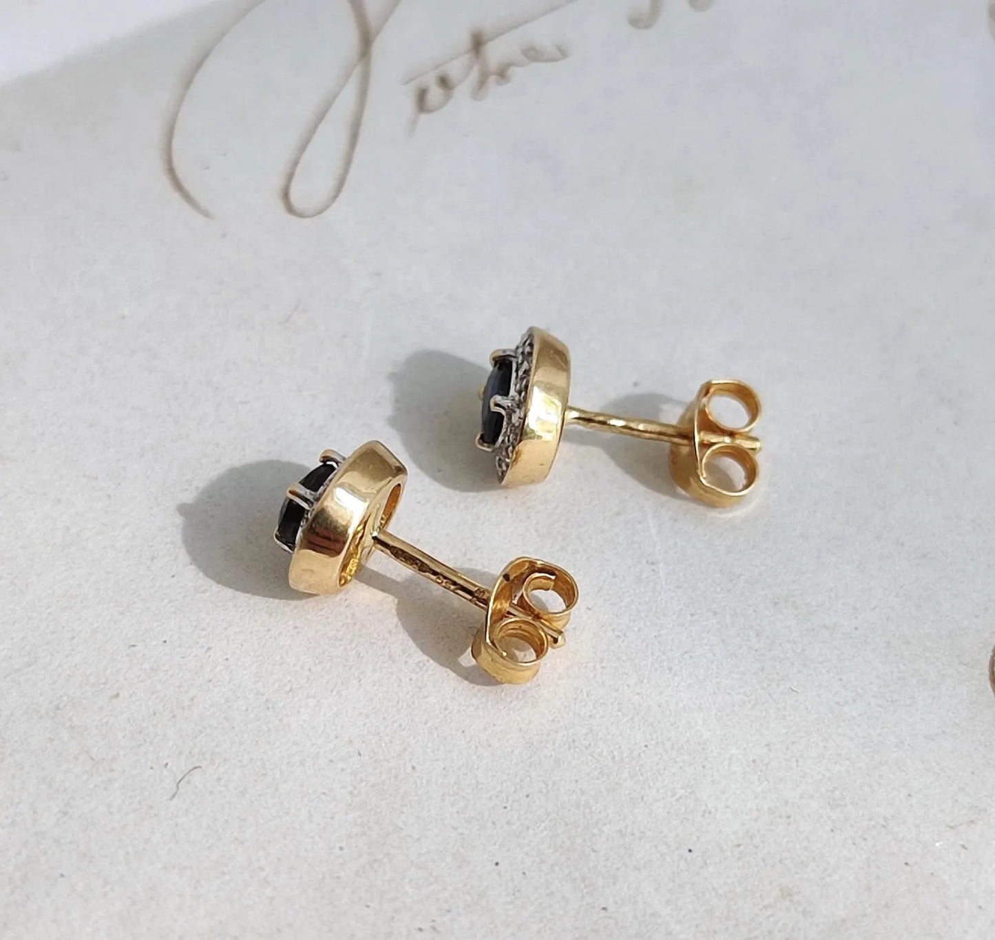 Puces d’oreilles anciennes en or 18K jaune et gris, saphirs ovales et diamants taille 8/8 – vers 1970