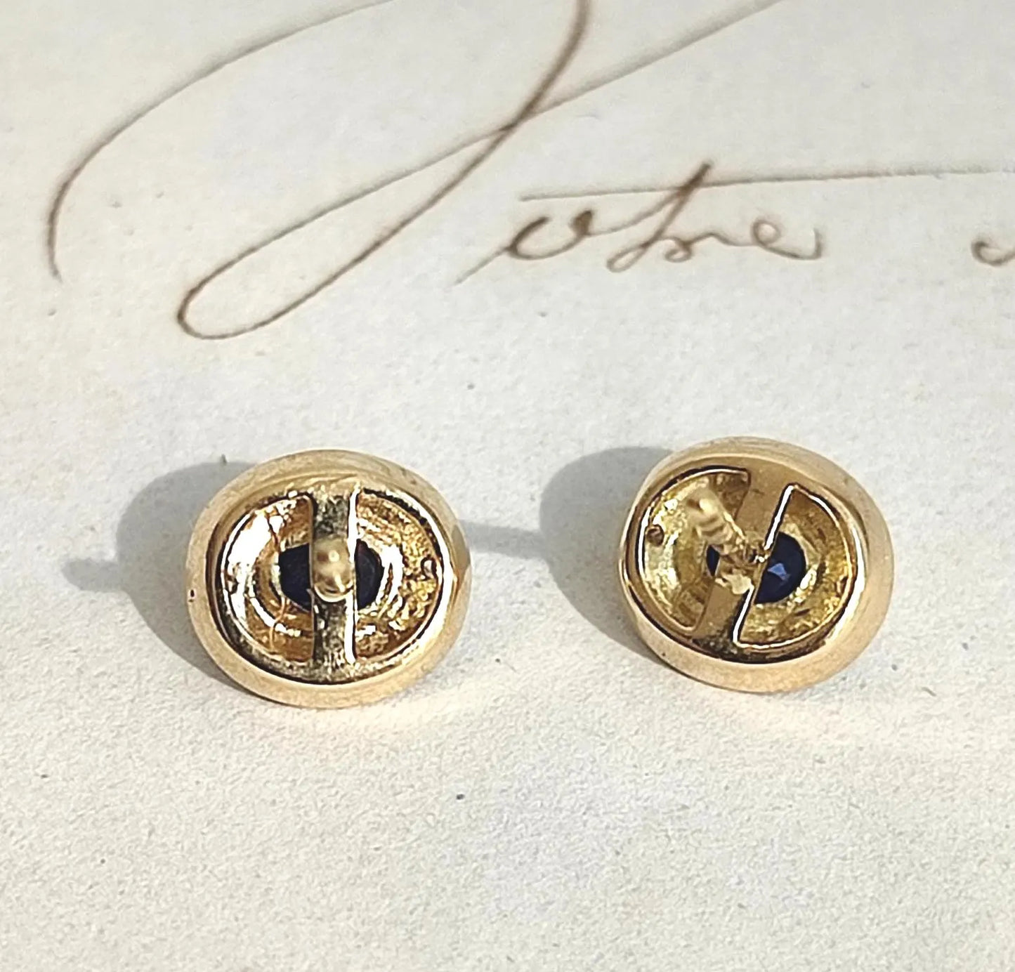 Puces d’oreilles anciennes en or 18K jaune et gris, saphirs ovales et diamants taille 8/8 – vers 1970