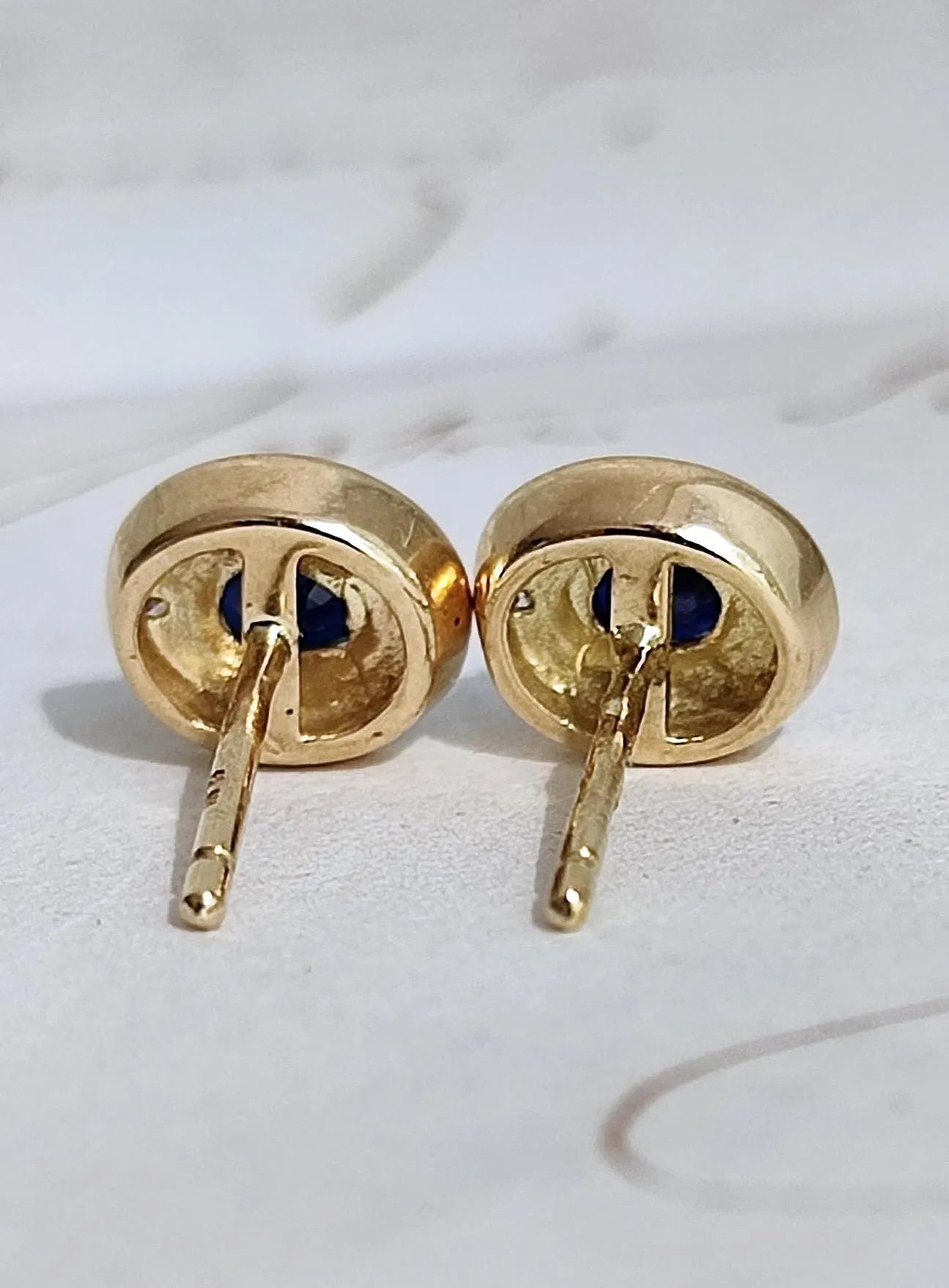 Puces d’oreilles anciennes en or 18K jaune et gris, saphirs ovales et diamants taille 8/8 – vers 1970