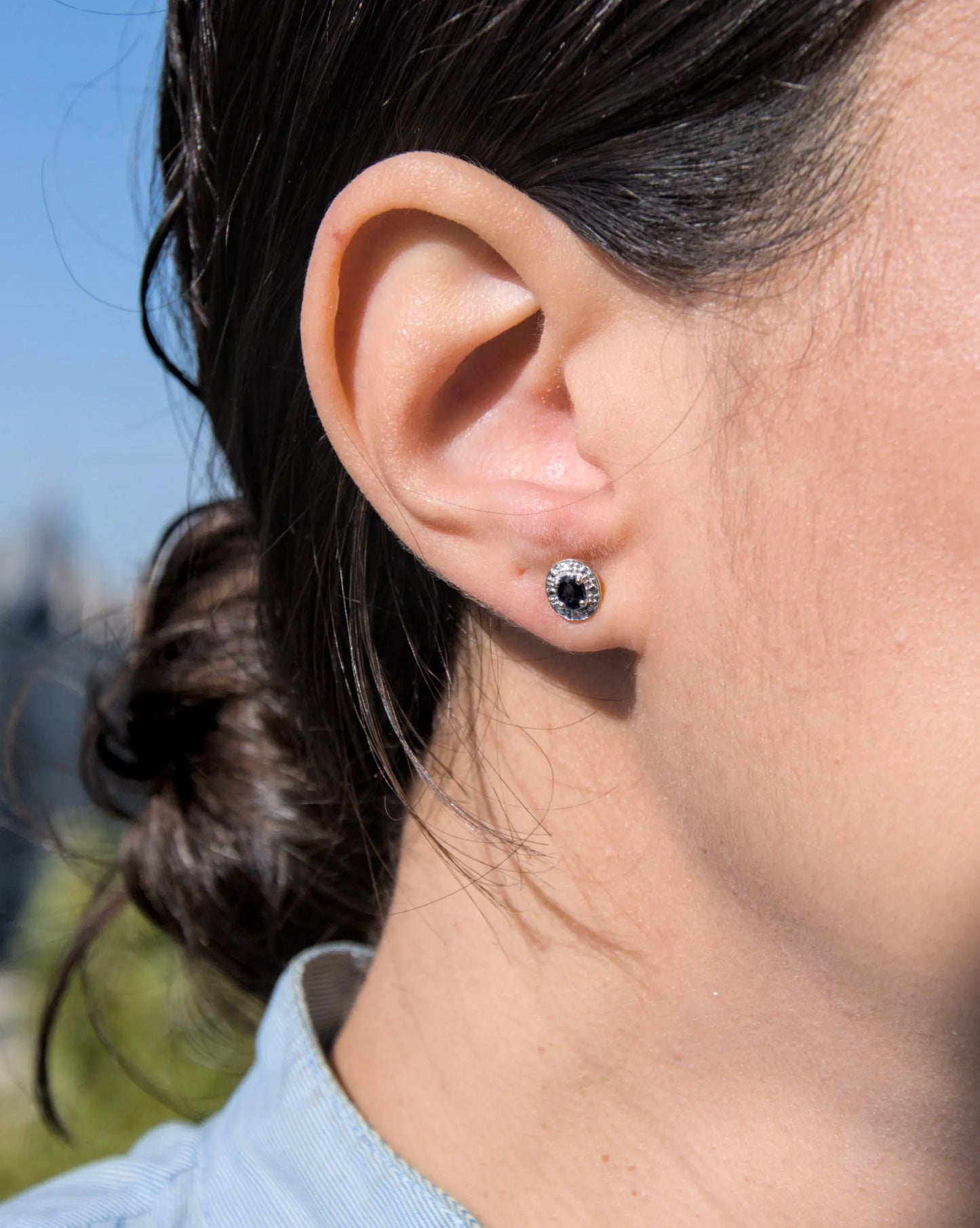 Puces d’oreilles anciennes en or 18K jaune et gris, saphirs ovales et diamants taille 8/8 – vers 1970