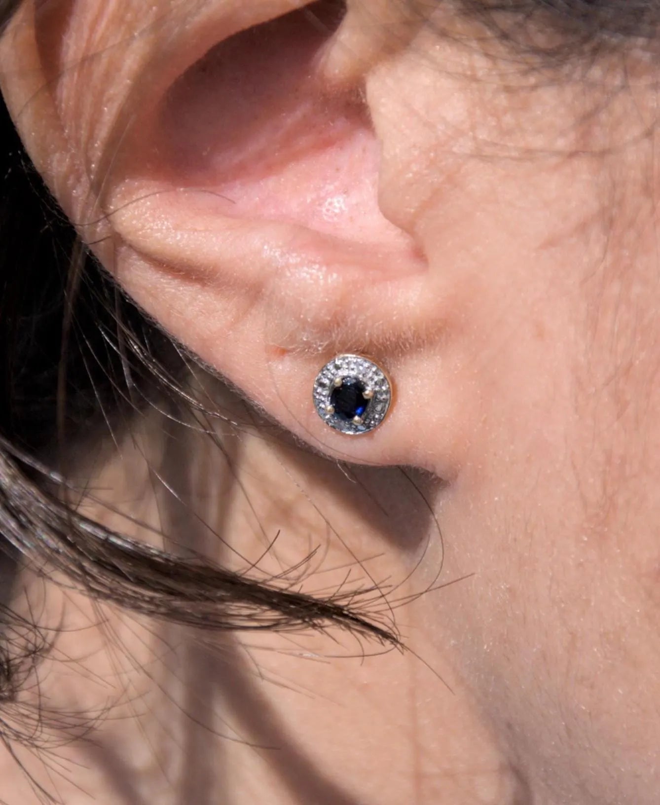 Puces d’oreilles anciennes en or 18K jaune et gris, saphirs ovales et diamants taille 8/8 – vers 1970