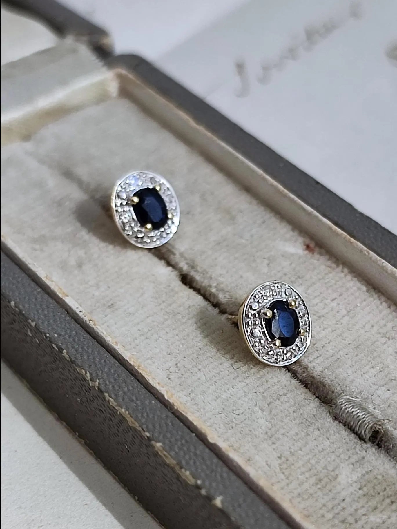 Puces d’oreilles anciennes en or 18K jaune et gris, saphirs ovales et diamants taille 8/8 – vers 1970