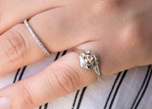 Bague ancienne Art Déco hexagonal en or 18k jaune et blanc avec diamant taille rose – bijou vintage gravé élégant