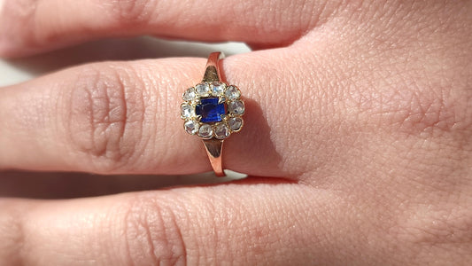 Bague de fiançailles marguerite Belle époque, or 18k saphir bleu et entourage diamants