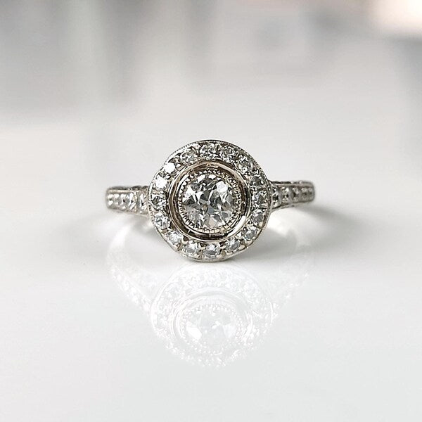 Bague Art Déco en or blanc 18k, diamant taille ancienne 0,45ct, entourage et pavage diamants