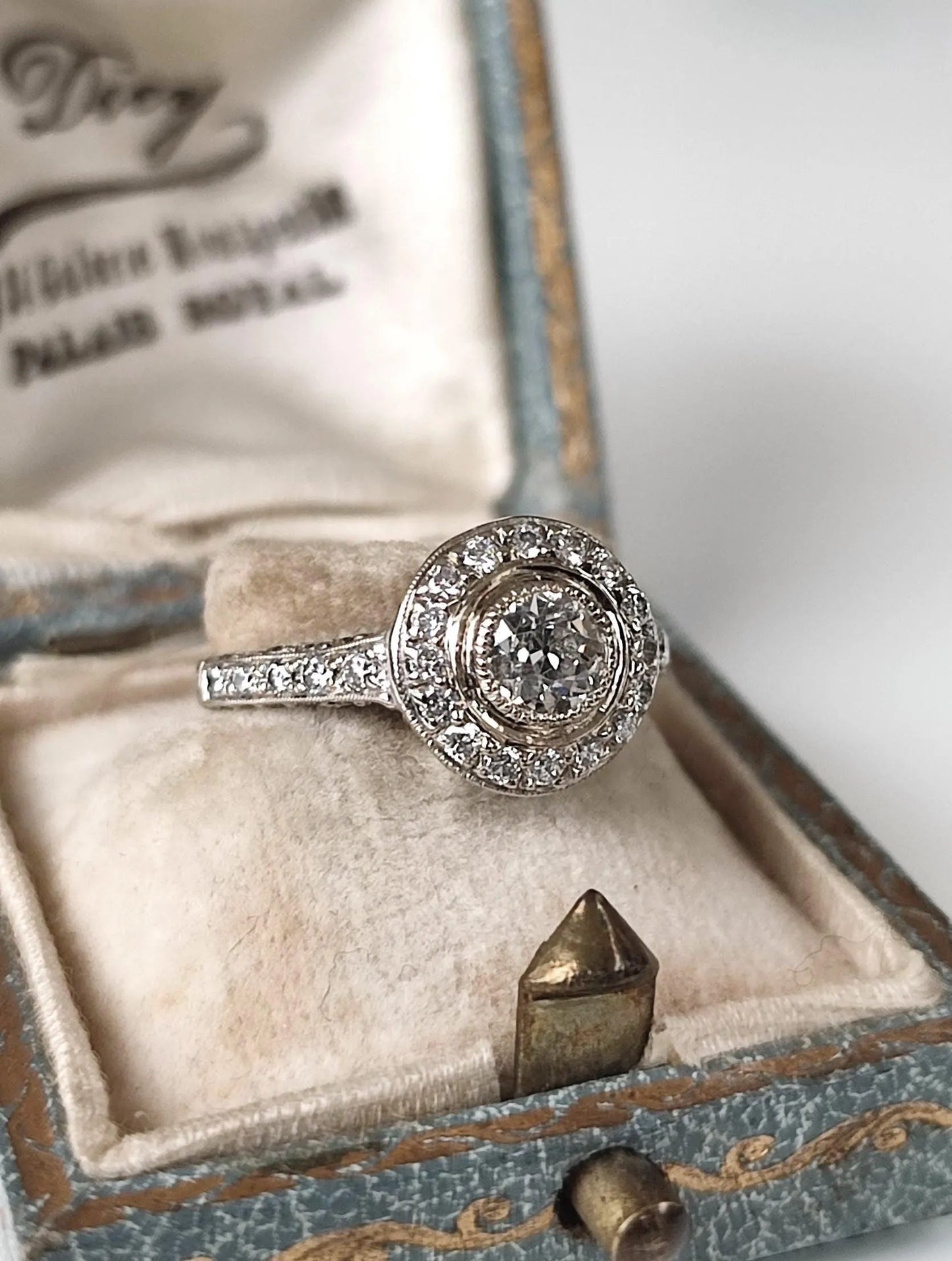 Bague Art Déco en or blanc 18k, diamant taille ancienne 0,45ct, entourage et pavage diamants