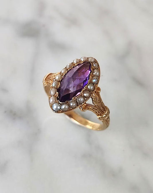 Bague victorienne en or jaune 18k et améthyste, entourage perles - 19e siècle - bague de sentiment ancienne