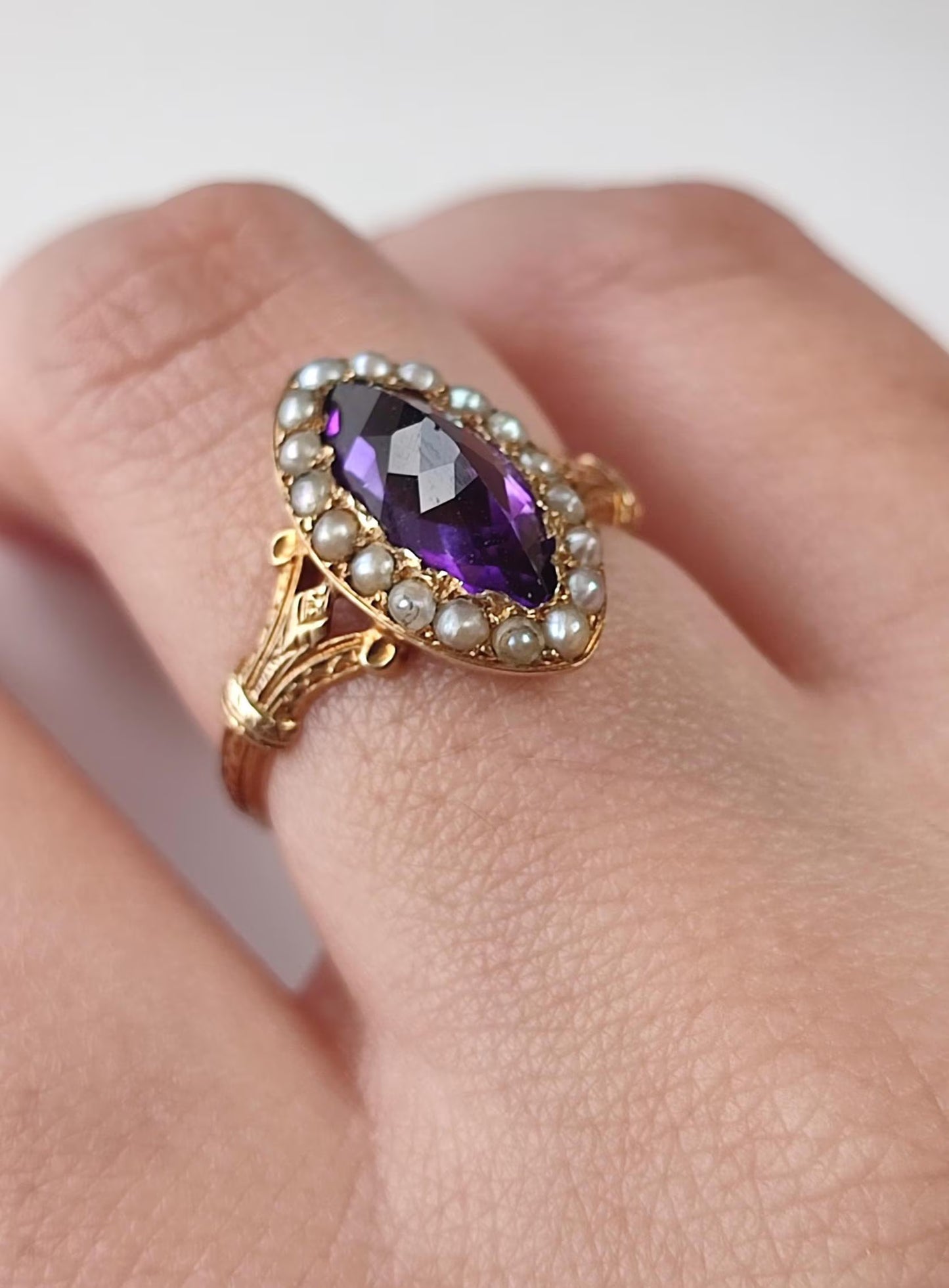 Bague victorienne en or jaune 18k et améthyste, entourage perles - 19e siècle - bague de sentiment ancienne