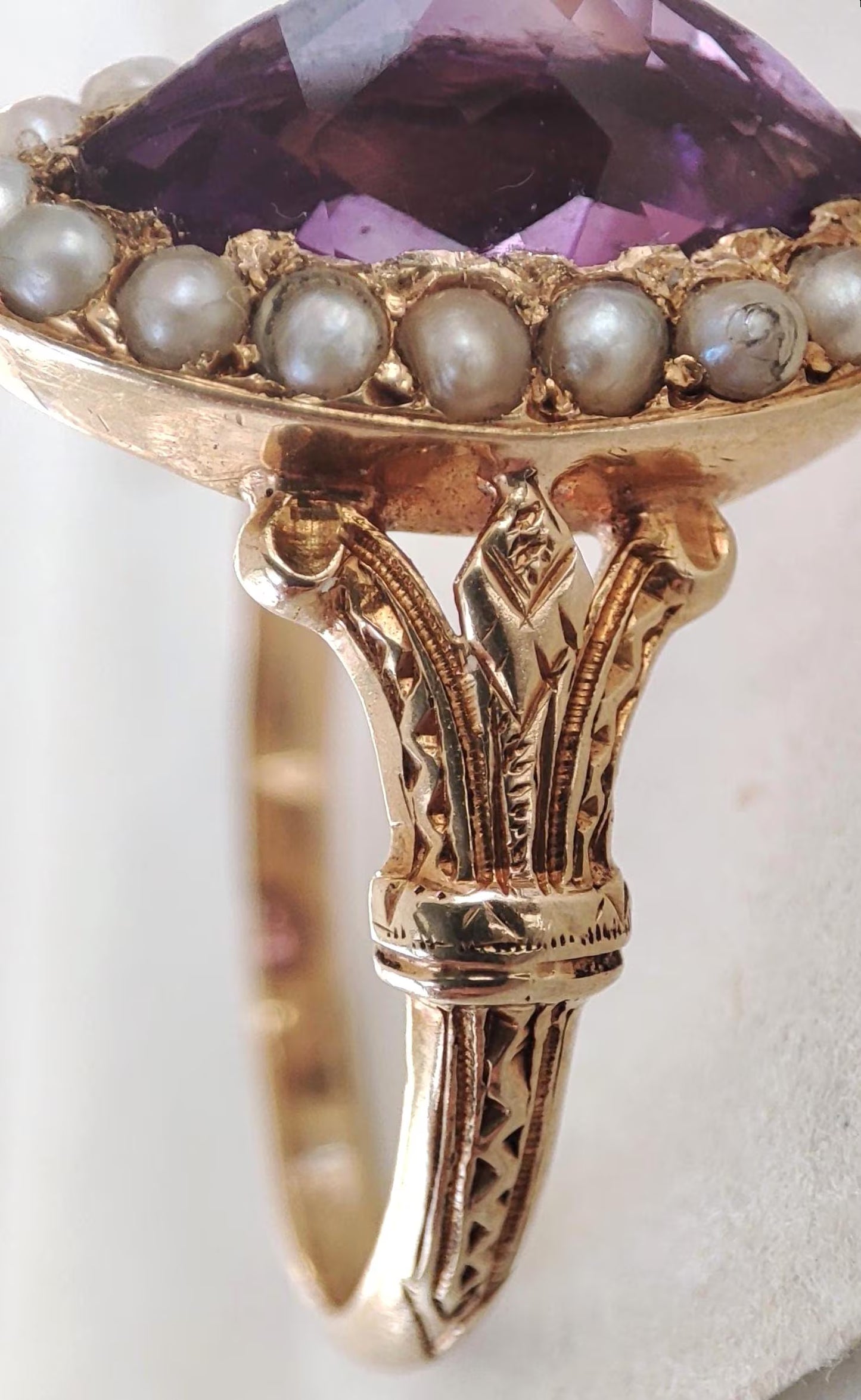 Bague victorienne en or jaune 18k et améthyste, entourage perles - 19e siècle - bague de sentiment ancienne