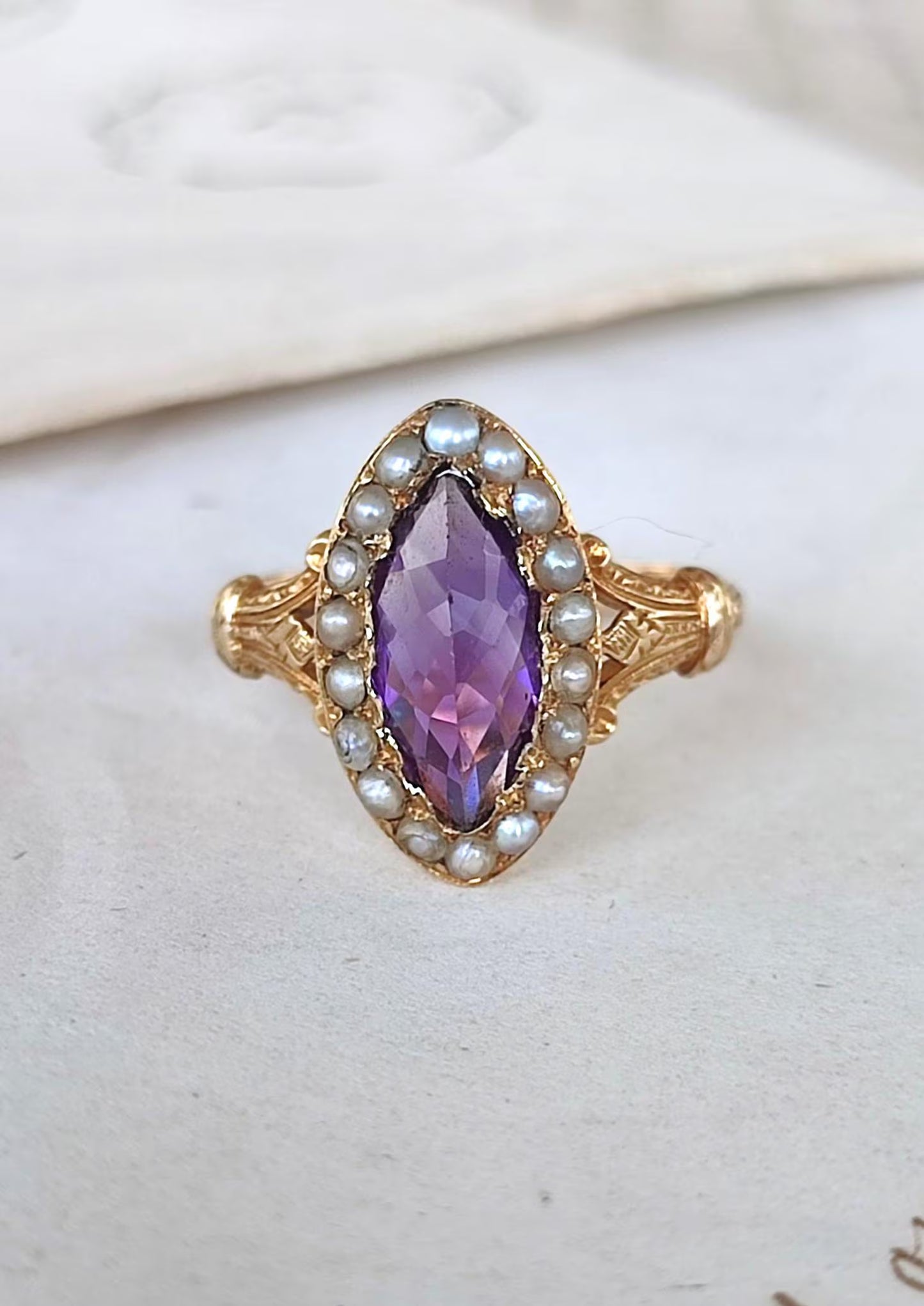 Bague victorienne en or jaune 18k et améthyste, entourage perles - 19e siècle - bague de sentiment ancienne