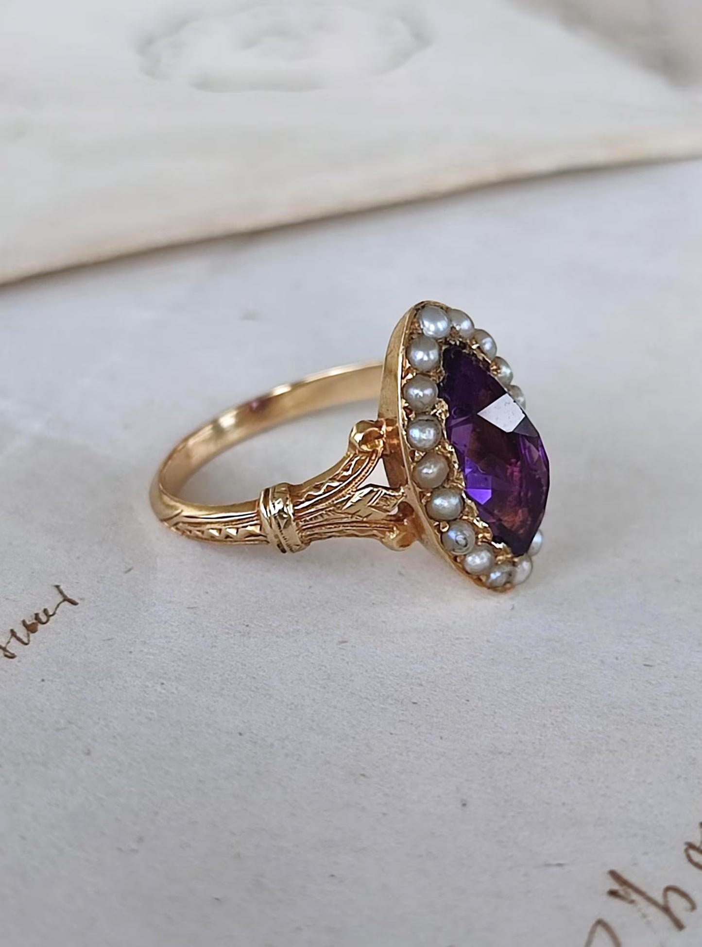 Bague victorienne en or jaune 18k et améthyste, entourage perles - 19e siècle - bague de sentiment ancienne