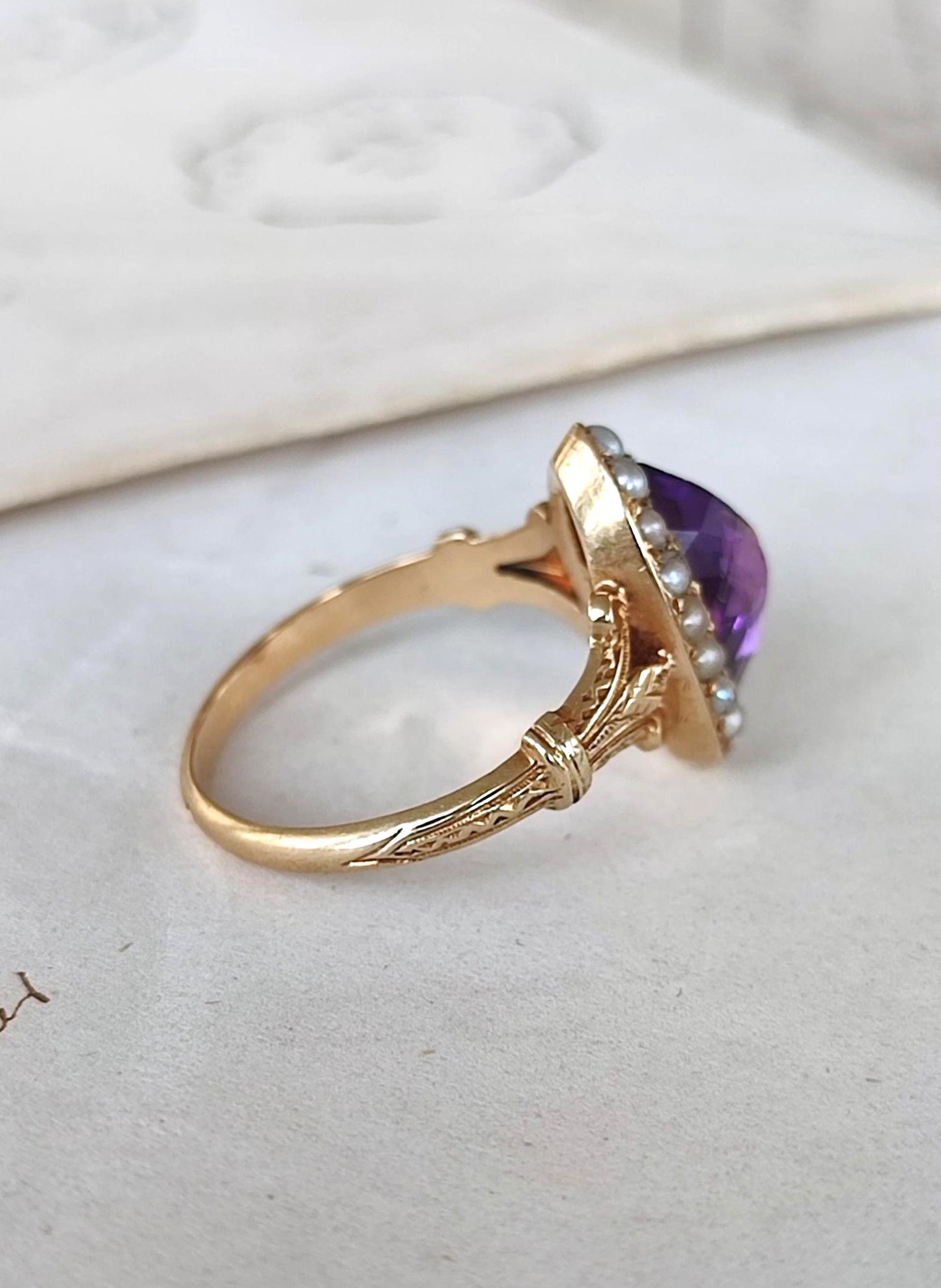 Bague victorienne en or jaune 18k et améthyste, entourage perles - 19e siècle - bague de sentiment ancienne