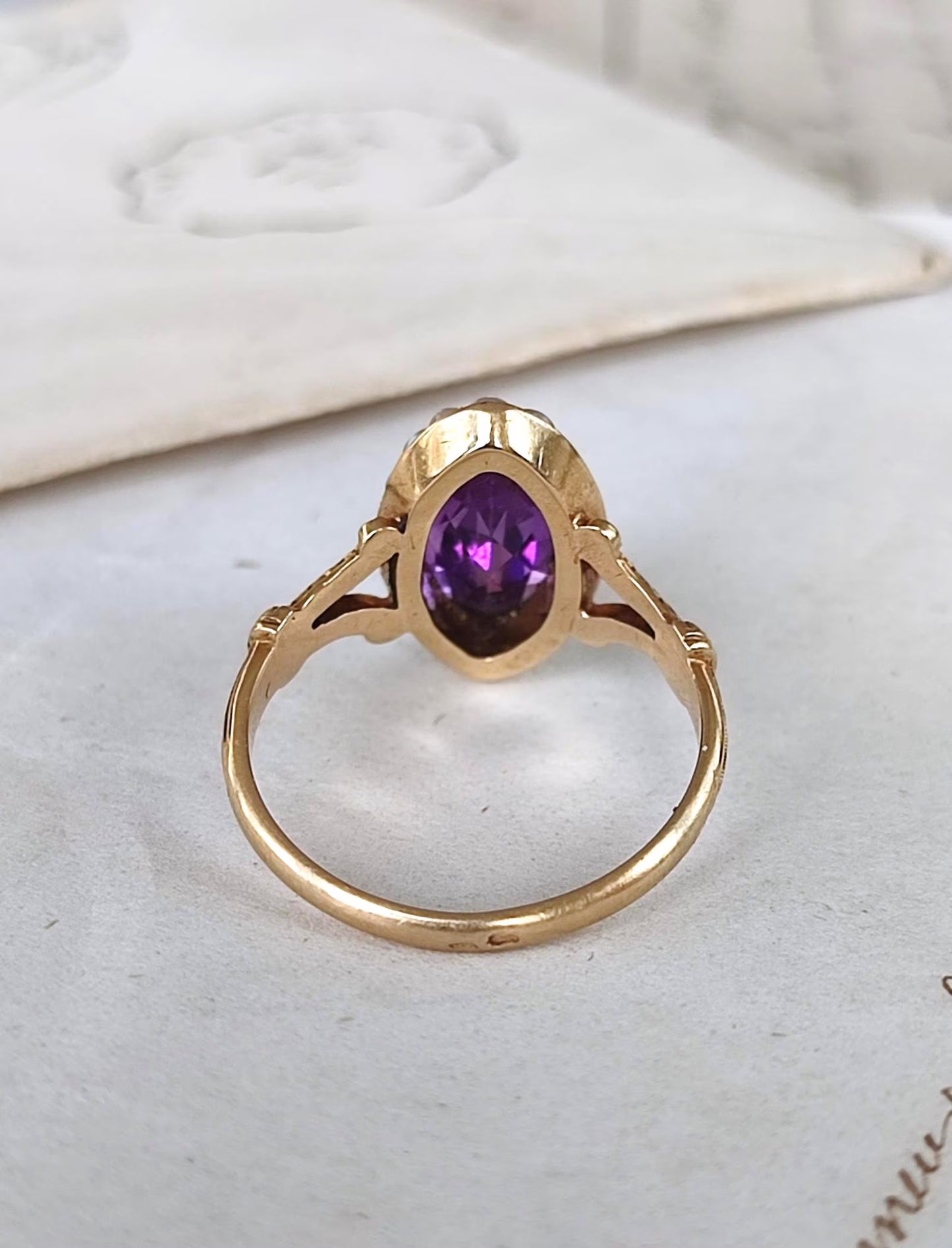 Bague victorienne en or jaune 18k et améthyste, entourage perles - 19e siècle - bague de sentiment ancienne