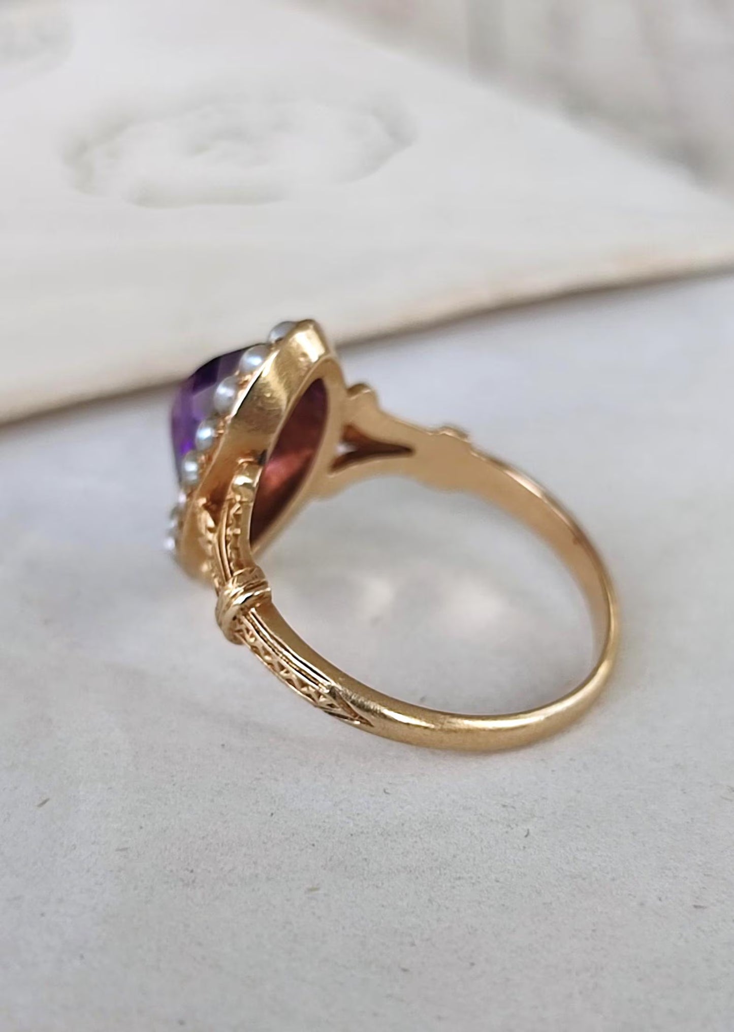 Bague victorienne en or jaune 18k et améthyste, entourage perles - 19e siècle - bague de sentiment ancienne
