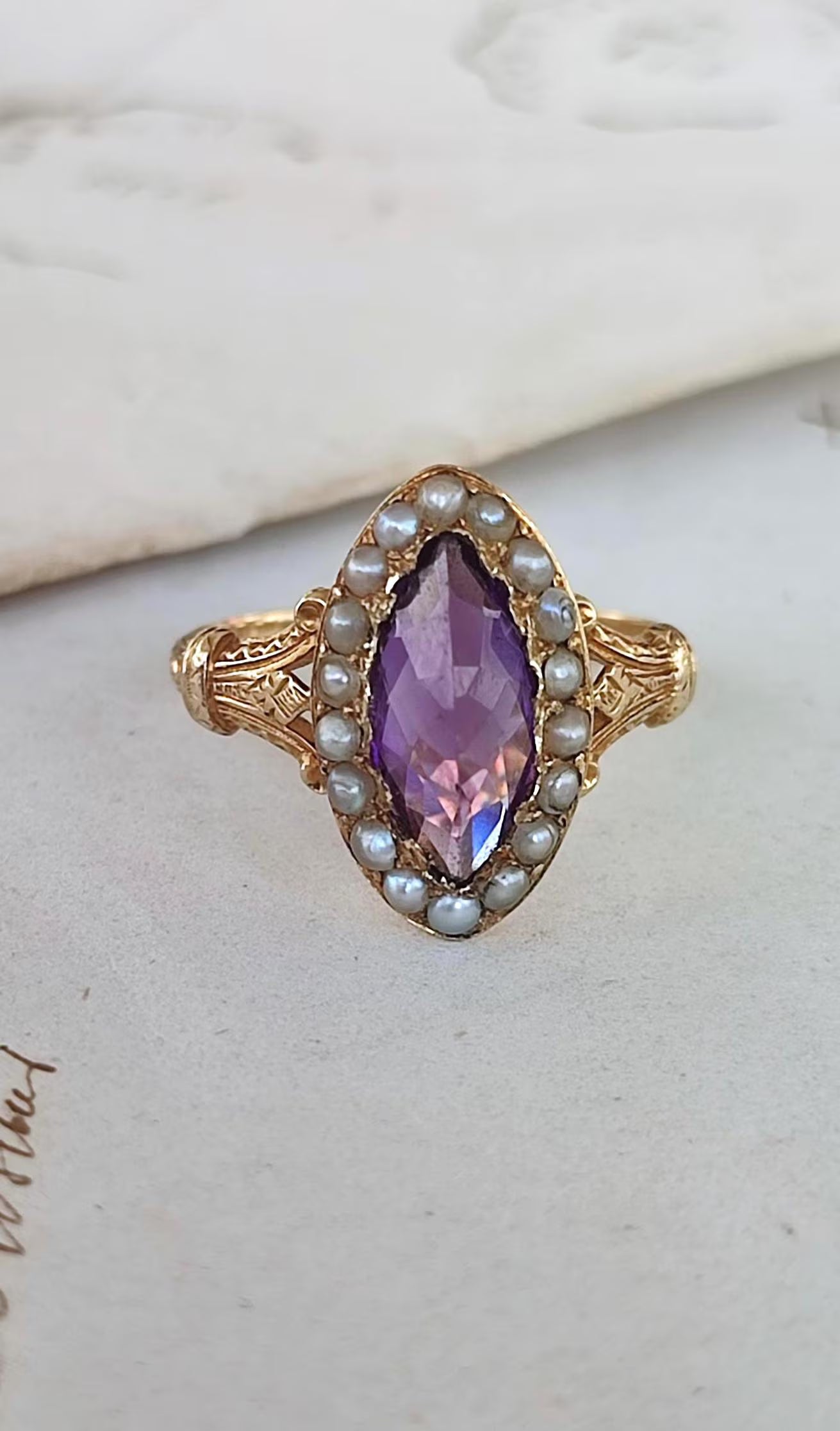 Bague victorienne en or jaune 18k et améthyste, entourage perles - 19e siècle - bague de sentiment ancienne