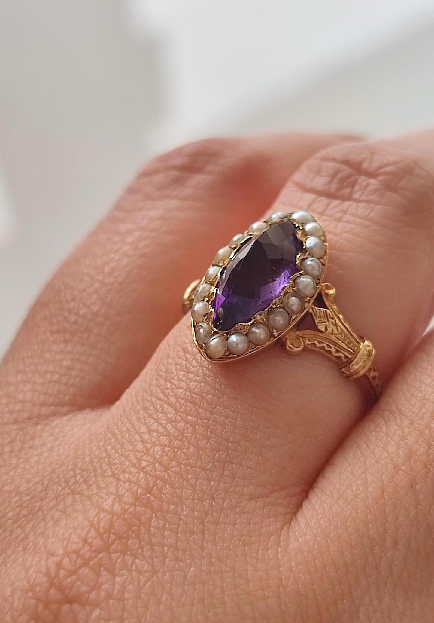Bague victorienne en or jaune 18k et améthyste, entourage perles - 19e siècle - bague de sentiment ancienne