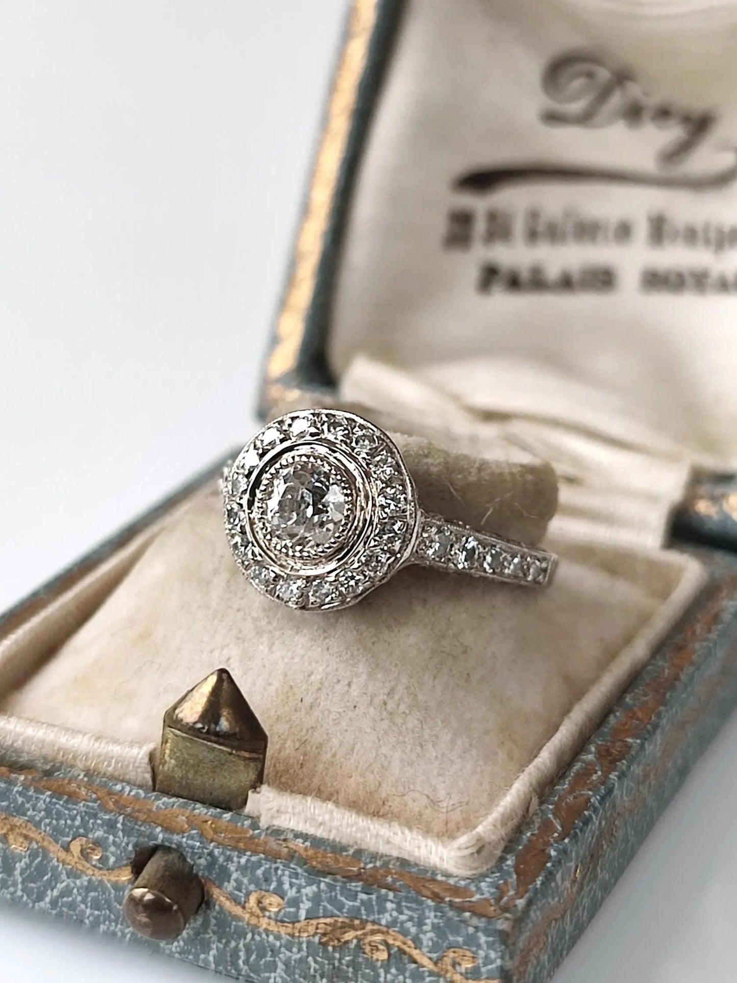 Bague Art Déco en or blanc 18k, diamant taille ancienne 0,45ct, entourage et pavage diamants