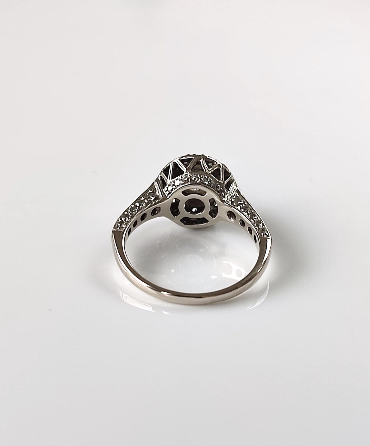 Bague Art Déco en or blanc 18k, diamant taille ancienne 0,45ct, entourage et pavage diamants