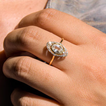 Bague "Belle Epoque" or jaune et blanc 18K sertie d'un saphir ovale blanc et de petits diamants taille rose – Taille 58 – Bijou ancien femme