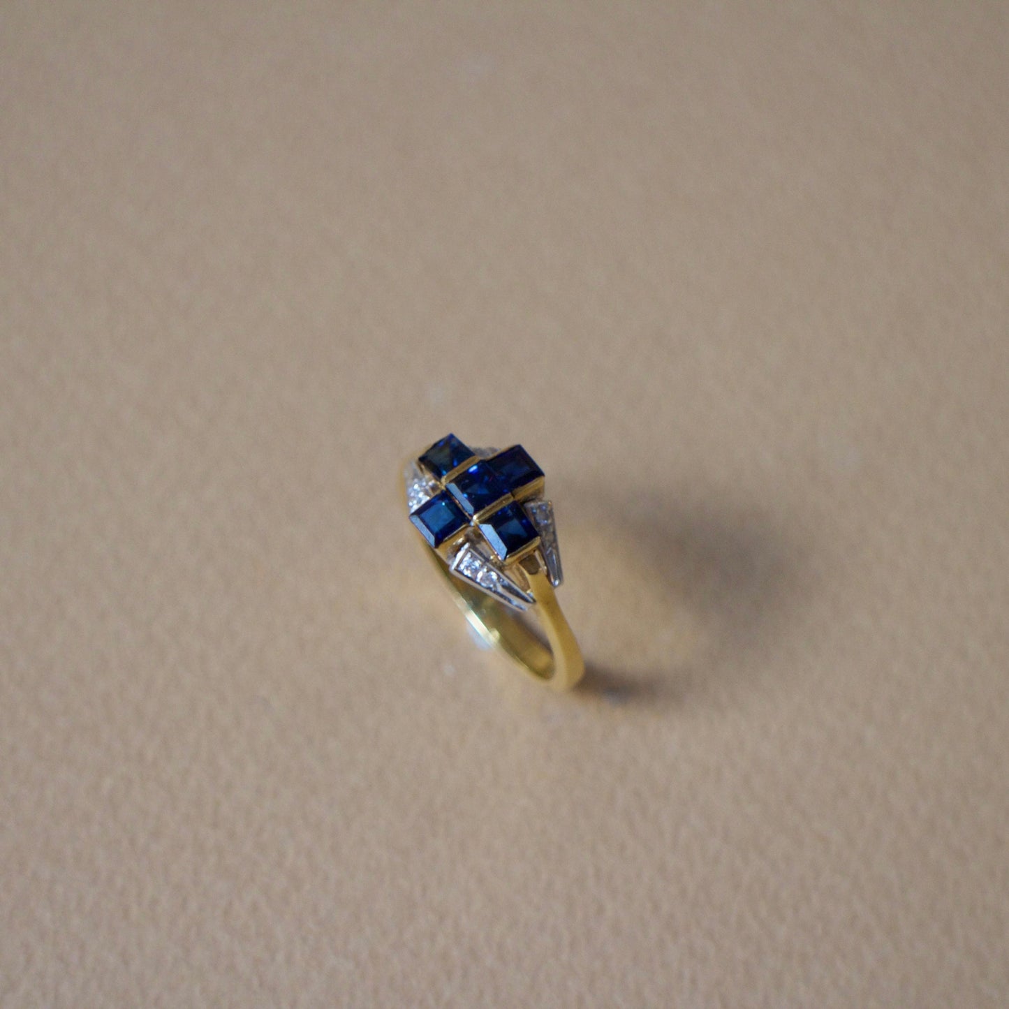 Bague Art Déco or 18 carats ornée des saphirs et des diamants motif croix