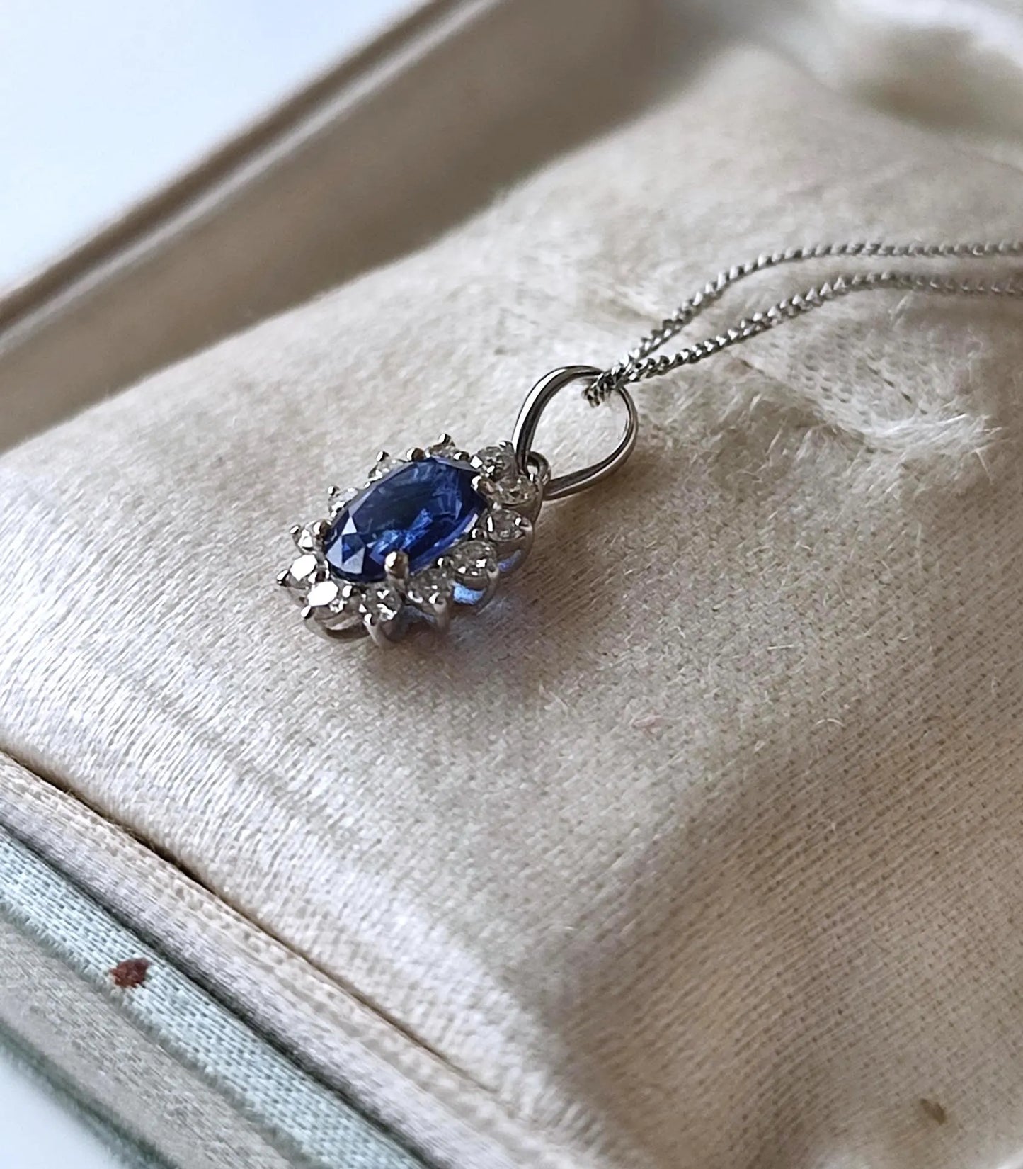 Collier vintage en or blanc 18K avec saphir de Ceylan 0,40 ct & diamants – Chaîne 42 cm