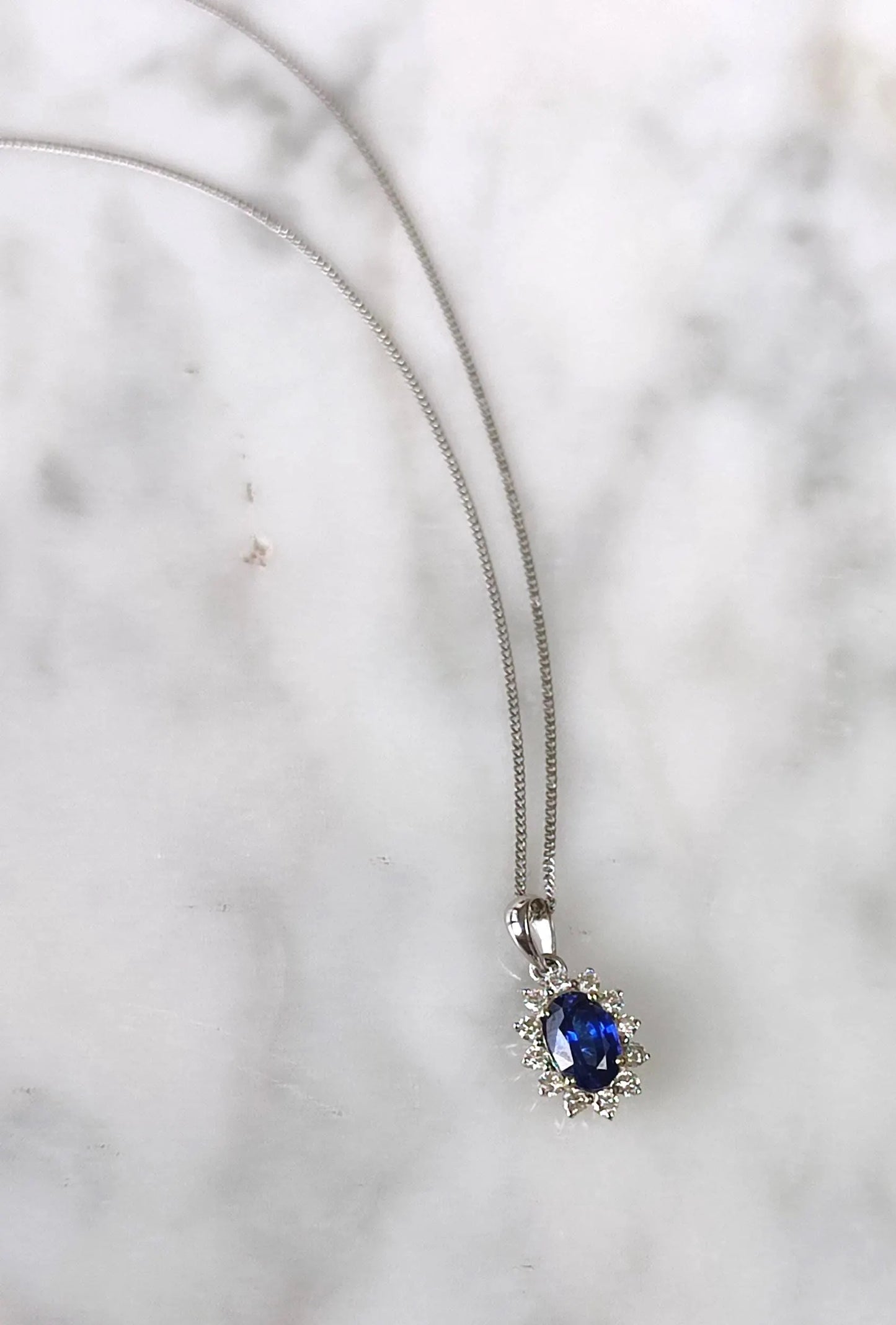 Collier vintage en or blanc 18K avec saphir de Ceylan 0,40 ct & diamants – Chaîne 42 cm