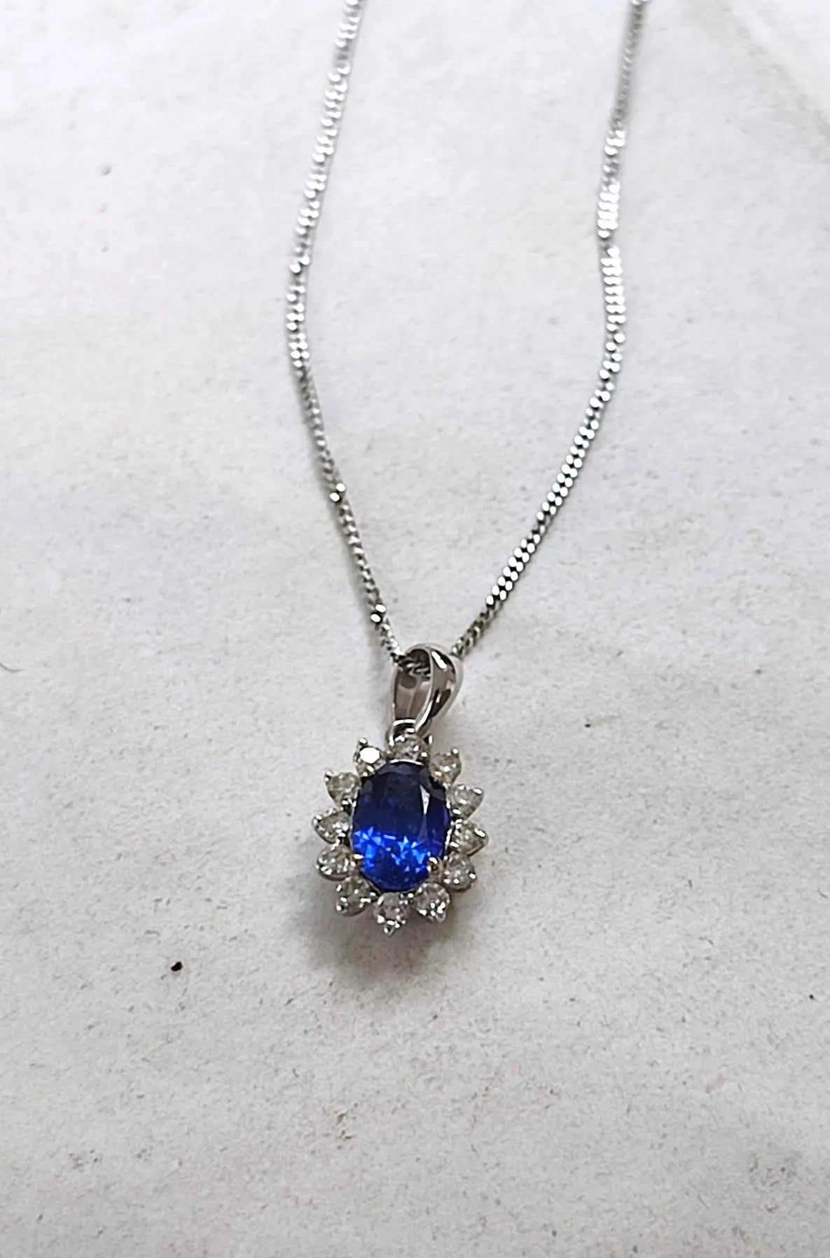 Collier vintage en or blanc 18K avec saphir de Ceylan 0,40 ct & diamants – Chaîne 42 cm