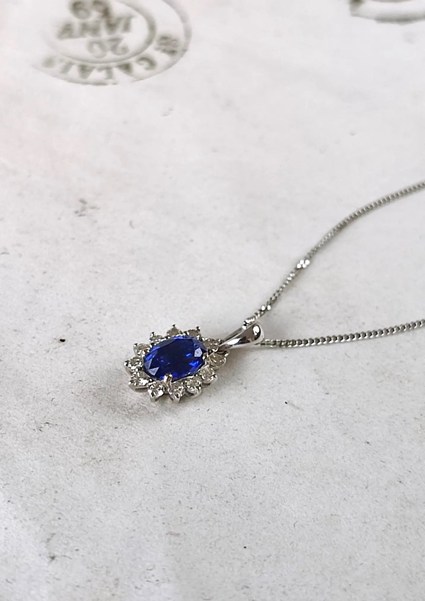 Collier vintage en or blanc 18K avec saphir de Ceylan 0,40 ct & diamants – Chaîne 42 cm