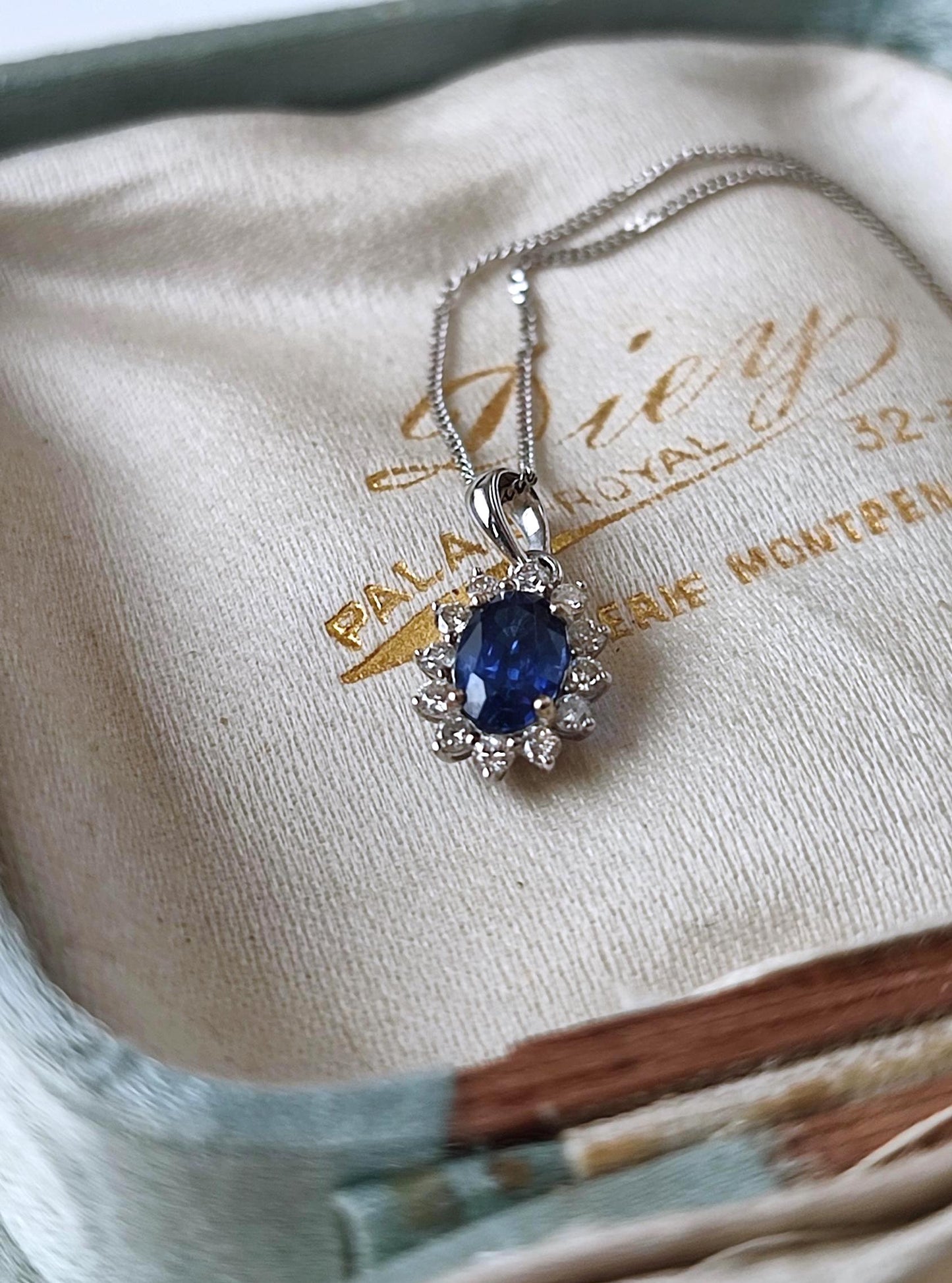 Collier vintage en or blanc 18K avec saphir de Ceylan 0,40 ct & diamants – Chaîne 42 cm