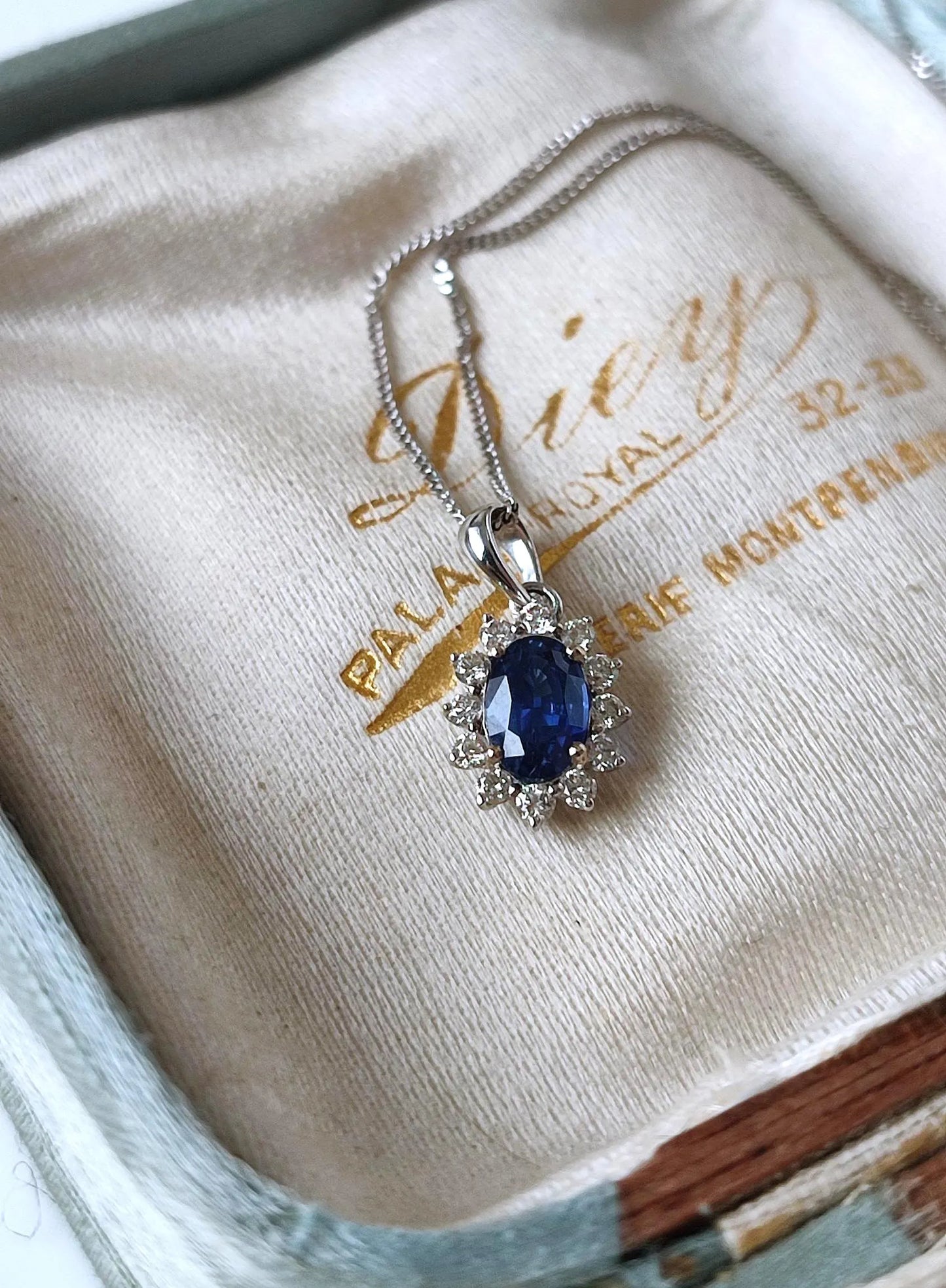 Collier vintage en or blanc 18K avec saphir de Ceylan 0,40 ct & diamants – Chaîne 42 cm