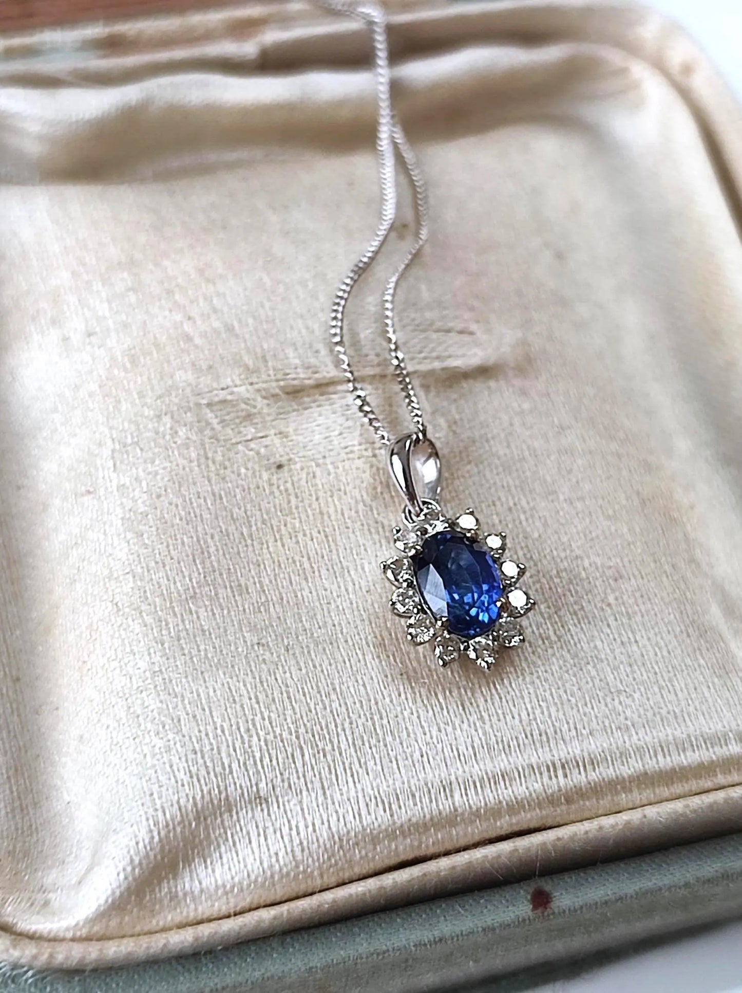 Collier vintage en or blanc 18K avec saphir de Ceylan 0,40 ct & diamants – Chaîne 42 cm