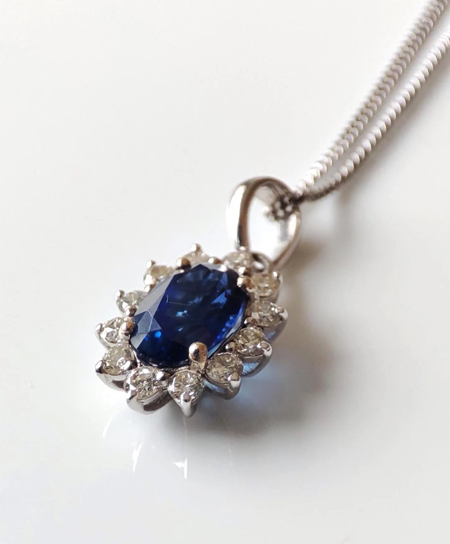 Collier vintage en or blanc 18K avec saphir de Ceylan 0,40 ct & diamants – Chaîne 42 cm