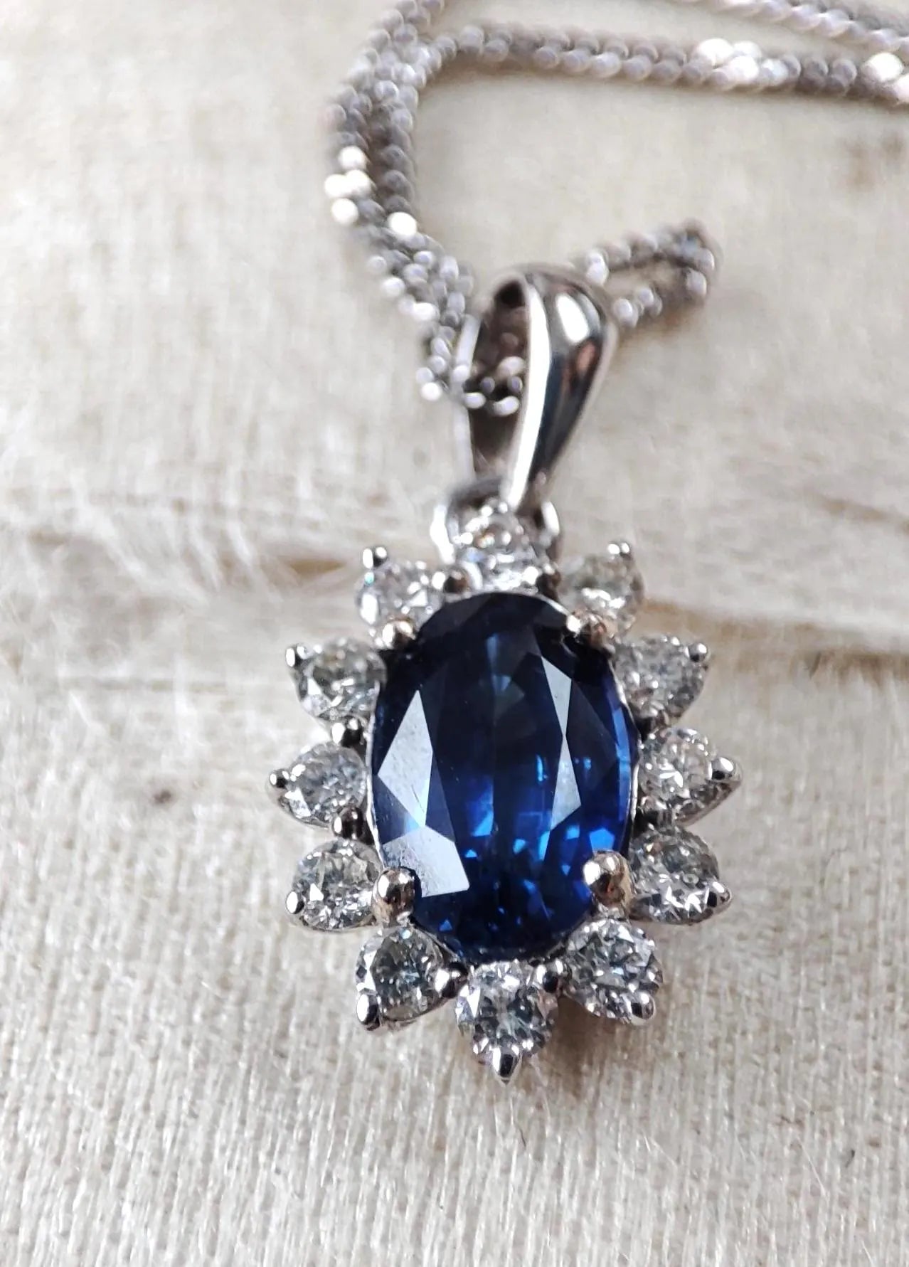 Collier vintage en or blanc 18K avec saphir de Ceylan 0,40 ct & diamants – Chaîne 42 cm