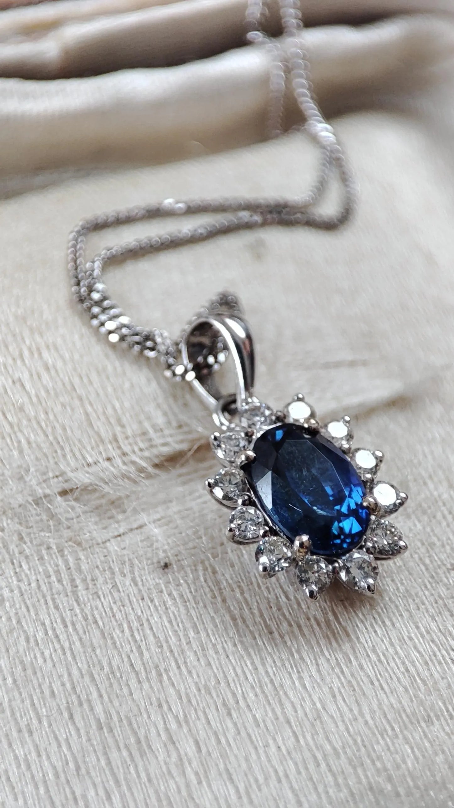 Collier vintage en or blanc 18K avec saphir de Ceylan 0,40 ct & diamants – Chaîne 42 cm