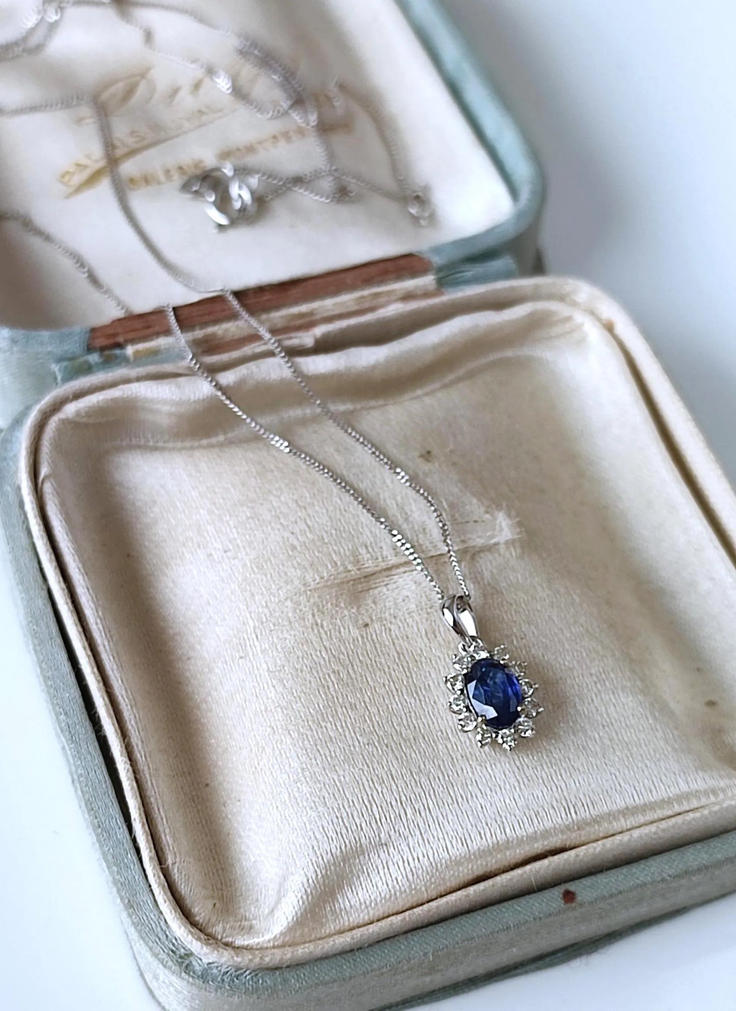 Collier vintage en or blanc 18K avec saphir de Ceylan 0,40 ct & diamants – Chaîne 42 cm