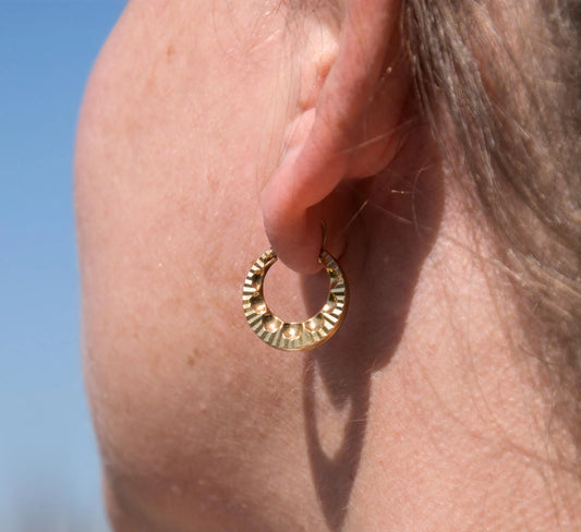 Créoles vintage texturées striées en or jaune 18k, élégantes boucles d’oreilles anciennes