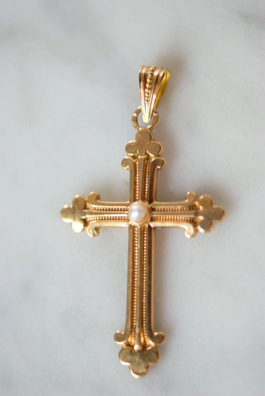 Croix ancienne en or 18 carats et perle – Pendentif style néogothique, fin 19e siècle