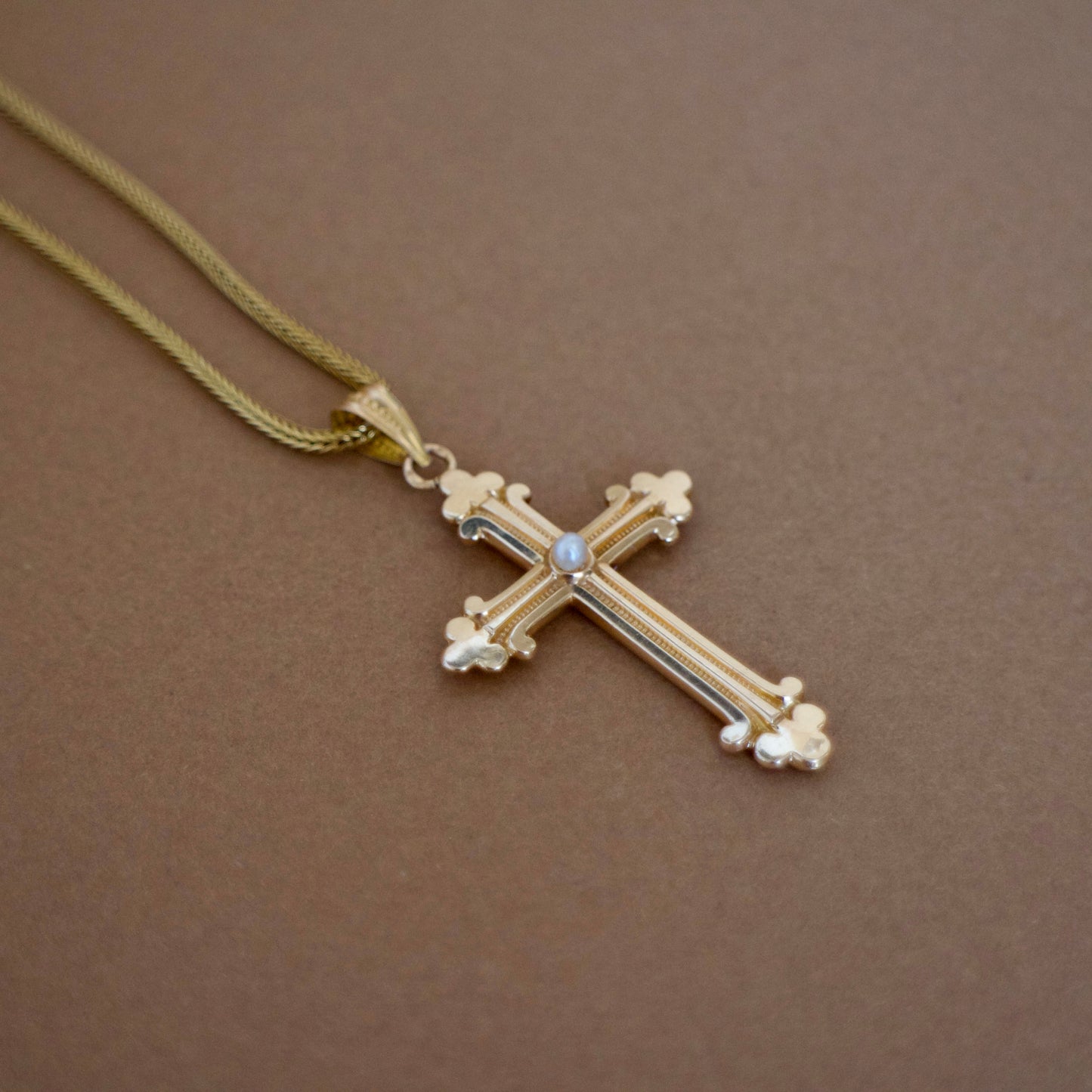 Croix ancienne en or 18 carats et perle – Pendentif style néogothique, fin 19e siècle